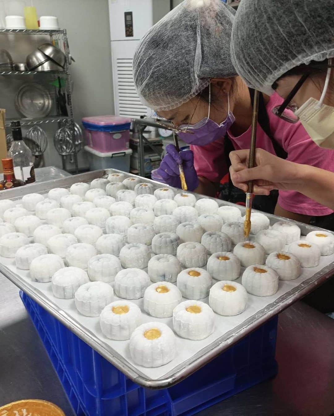 千田愛紗さんのインスタグラム写真 - (千田愛紗Instagram)「🥮 中秋月餅開始準備了 微笑天使烘培 @tchwca2021  也有推出他們的手作月餅禮盒🎁  送禮盒還可以給微笑天使的孩子們工作的機會  訂購《雪藏玉露》禮盒並備註留言【星光愛心】 就可以得到專屬優惠: 9入禮盒免費升級成12入 (紅心芭樂*9+紅豆酒釀巧克力*3)  注意事項： ▪產品皆有通過食品安全檢驗，請安心食用 ▪賞味期限為參考期限，應儘早食用完畢 ▪取貨方式：店面自取 or 宅配（運費另計） ▪由於中秋檔期物流較繁忙，請自行斟酌運送時間提早安排出貨日，以免物流塞車 ▪此為預購商品，於112/9/15陸續出貨」8月27日 20時04分 - aisa1108