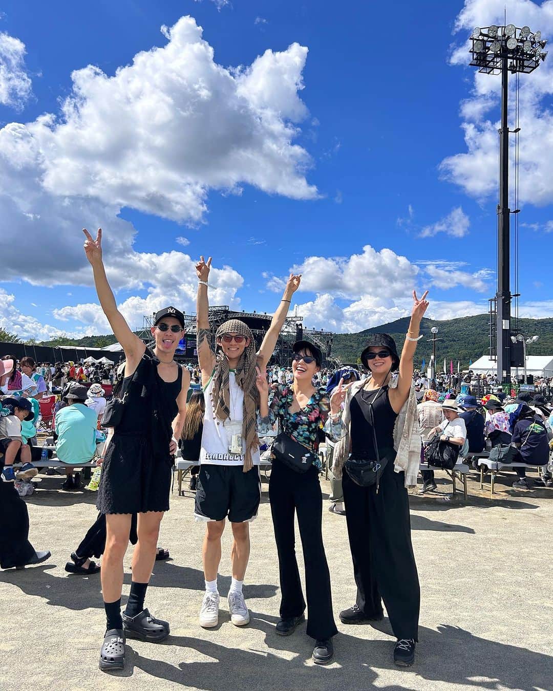 長澤メイのインスタグラム：「初めてのラブシャ🫨🫶💕 渋滞にハマってしまい だいすきなカネコアヤノちゃんが 見れずで泣いた🫨🫨🫨🫨 （3枚目）w  車の中からかすかに聞こえる アヤノちゃんに耳を澄ませてた👂  最高な天気で🫶✨🕊️ 楽しかった🤭  来年はもっと早く家をでる！ って決めました🫨🫶 @spaceshower_sweetloveshower  #ラブシャ #フェス #sweetloveshower」