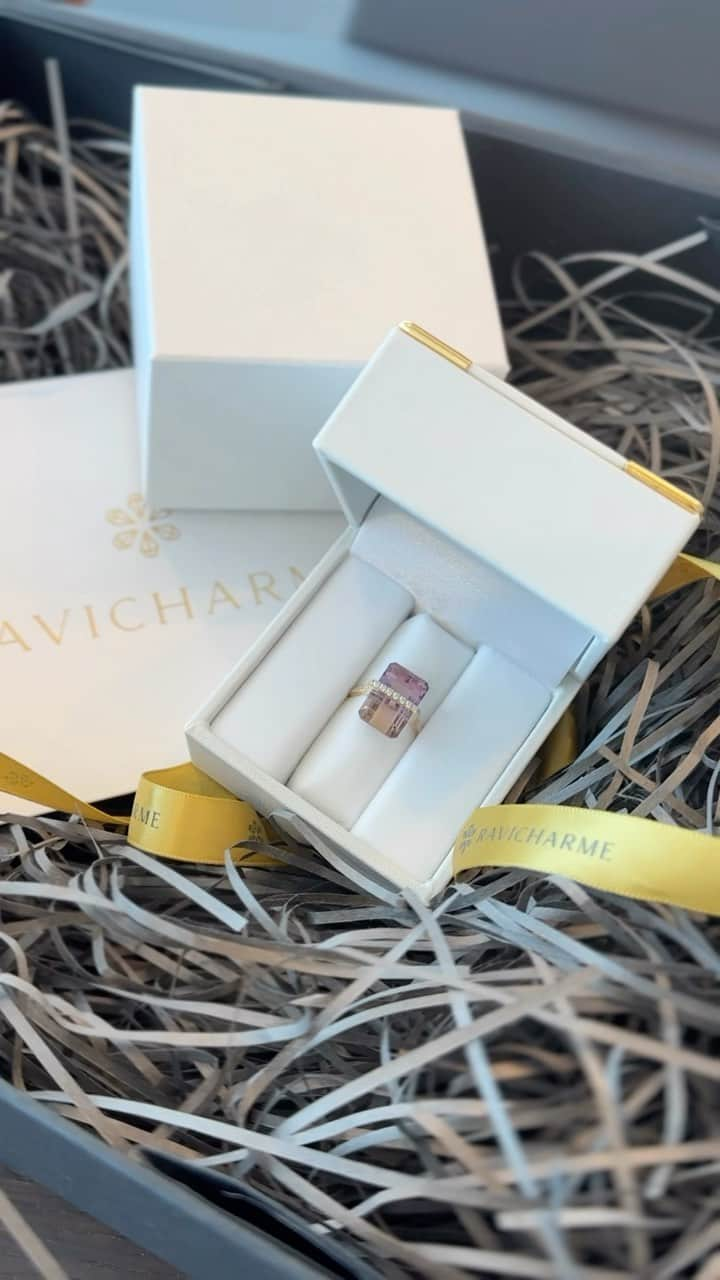 又来綾のインスタグラム：「先日 @ravicharme_official でオーダーしたリングが届いたので開封動画撮ってみた💍 お洋服やバッグももちろん着る時とか開封する時テンション上がるけど、ジュエリーって開封する瞬間また違った更にワクワクする感じがしない？🩷 オーダーリングなんてもう尚更開ける瞬間ワクワクで鳥肌たっちゃった🤣🩷 @ravicharme_official は価格以上の存在感、存在感がありつつも普段使いもしやすいデザインがこのブランドを好きになった理由🩷 全部可愛くて本当はもっと欲しかったんだけど悩みすぎて決められなかったから一旦保留になってるまままだ他に買うもの絞りきれてない😭🩷 私は今回グラデーションになってるアメトリンでリングをオーダー💍 綺麗めな格好にもデニムにも合わせやすくてこのカラーにして大正解だった🧡💜 #ravicharme#ラヴィシャルム#pr」