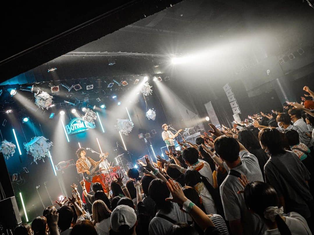 のインスタグラム：「. 8/27(日)は、和ぬか「焦がれて踊草」でした🌿  見に来てくださった皆さん、ありがとうございました！  和ぬかさんとの初めましての2マン、刺激的で楽しいステージになりました✨  次のライブは、9/19(火) ブランデー戦記 pre. 1st EP「人類滅亡ワンダーランド」realease tour ＠渋谷 Spotify O-WEST！ よろしくお願いします！  photo by @ys_designwoner_  #おいしくるメロンパン #焦がれて踊草」