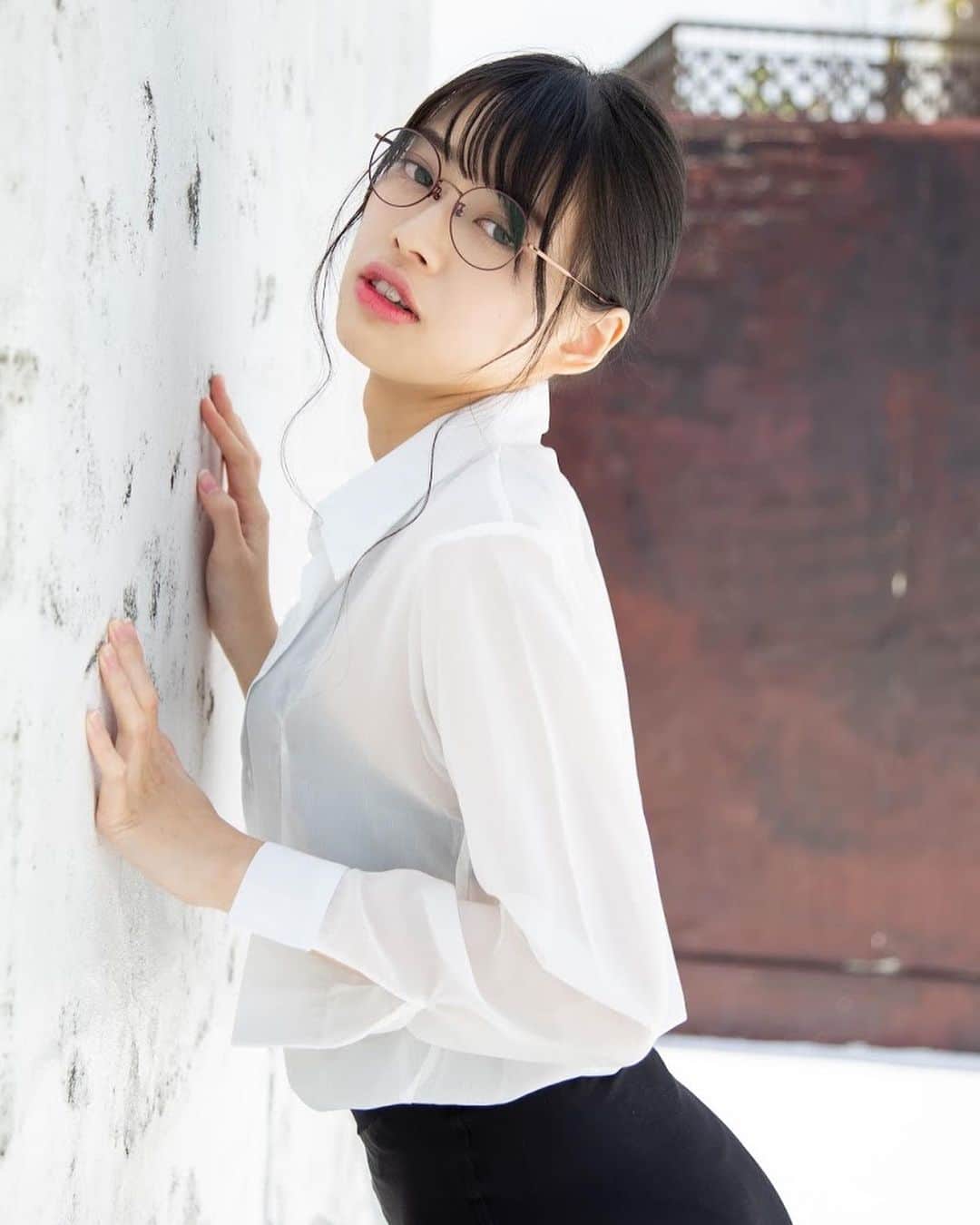 藤田いろはのインスタグラム：「⁡ 4thDVD『いろはにほれた』発売まであと3日！ ⁡ 今日はオフショットじゃないですごめんなさい！ 代わりに裏話でも… ⁡ 実はここ数日上げてたOL風の衣装は、過去私が撮影会で着てたものをイメージして用意してくださったんです！ 私のこといっぱい調べてくださり嬉しいなーって思いました✨ この衣装のテーマは本当はえっちな女教師だったんですが、OLとして生まれ変われて、しかもシャワー、お風呂シーンで出来て嬉しかったです。 濡れたスーツってくっそえちちちちちちですよね！！！ 私超大好きです。エモい。 とはいえこの濡れてないけど素で透けてるのも背徳感えぐくていいすよね… ⁡ ⁡ ⁡ 9/24（日）14時〜リリイベあります！！ 参加申し込み開始しました！！ 皆さんの応援のおかげで出せた作品なので、直接ありがとうを伝えさせてください！ まってます！！！！ ⁡ あ、SpiceTVさんでは先行で発売してます！ なんなら他では見れないSpiceTVさんだけの限定特典動画付きです。 限定特典動画は1チャプター分が付いてきます！！超お得✨ 是非そちらもチェックしてください！ ⁡」