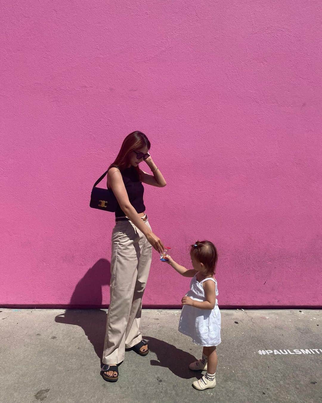 のインスタグラム：「🩷 Melroseといえば！ 前を通ったのでちゃっかり📸 (懐かしの写真も添えて)  円安どうにかならないの〜 もっとお買い物したかった😔  top&bottomは @hm  小物は @celine を。」