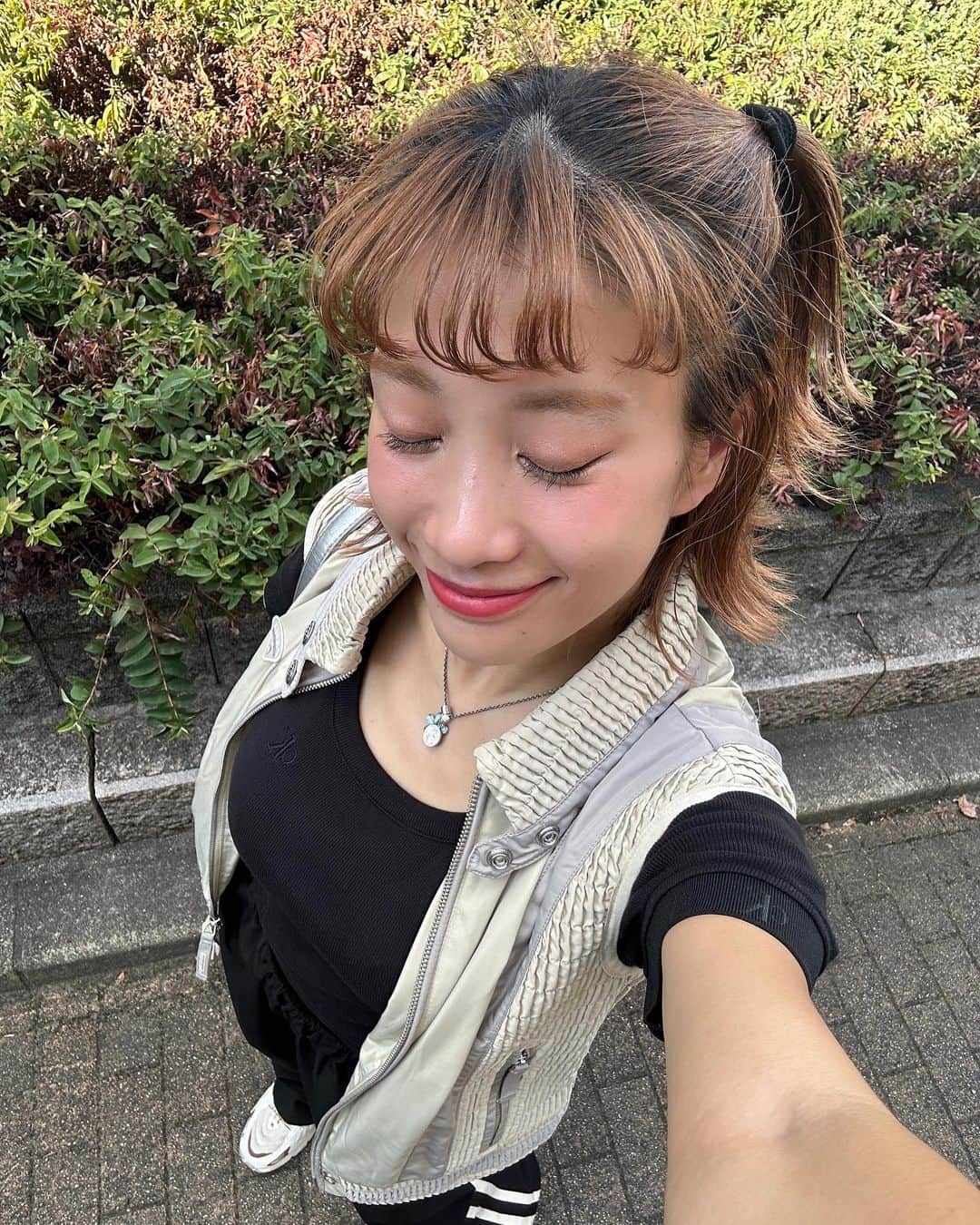 HANAのインスタグラム：「Hi 👽💚  @amuse.jp さんから頂いたシャドウとリップで メイクした日 🌼♡  パッケージもかわいくてうきうき🤭」