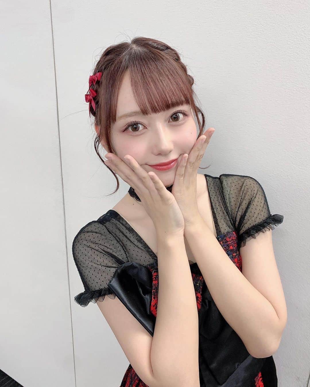 のインスタグラム：「❤️‍🔥  今日は幕張メッセでTheMusiQuest に出演させて頂きました！  45分間のステージで広い会場でAKBのファンの方もそうじゃない方も沢山の方とあの空間を共有できた事がとても嬉しかったです！最初はすっごく緊張してたけど楽しかった😭  個人的には初めてやった曲もあったりしてドキドキでした🫀  今日は絶対暑い！って分かってたから珍しくまとめ髪にしてみたんだけど、今年のフェスで1番汗かいたかも🔥   #フェス  #夏  #最高  #akb48   #instagood  #instadaily  #photo」