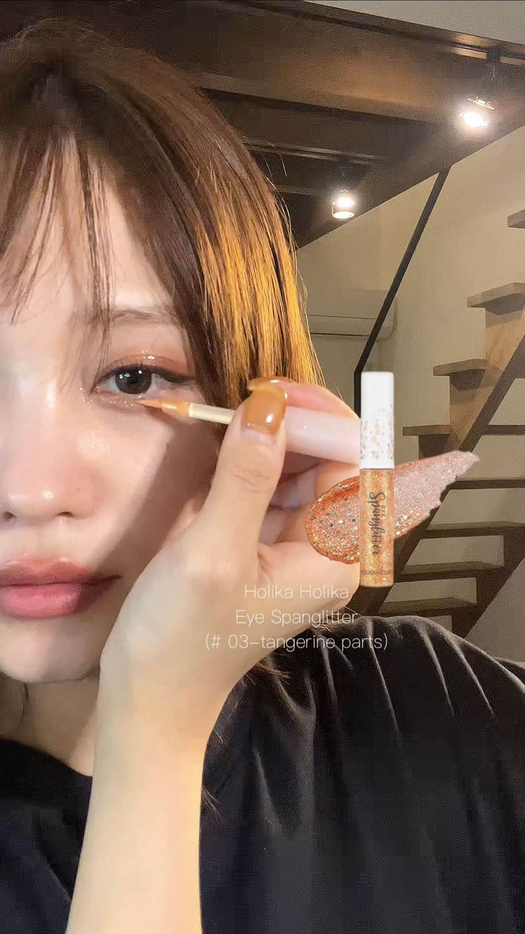 伊藤愛のインスタグラム：「イエベにおすすめ 私がリピートしているオレンジラメライナー🧡✨✨  アイシャドウ#アイシャドウパレット#eyeshadow #glittermakeup #glitter #glittereyeshadow #eyeshadowpalette #eyemakeup #ラメシャドウ#秋コスメ2022 #ホリカホリカ#holicaholica #韓国コスメ#韓国メイク#メイク動画#おすすめコスメ#makeup」