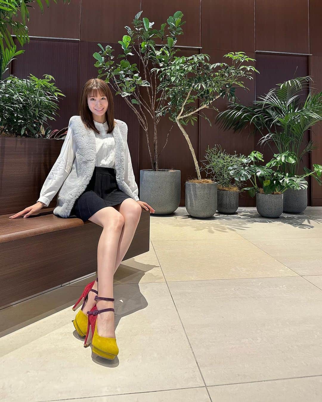 杉枝真結のインスタグラム：「☺︎ ada @__ada.official__ のファーベスト🩶  まだまだ暑い夏ですが🏝️ 様々なブランドのコレクションでは… すでに来年の春夏が公開されていたり🫢☺️ 最新ファッションを見逃せない時期になってきた！  このファージレは ← プチプラなのに、高見えで触り心地抜群だし✨ 正直、かなり推したいアイテムです🙊 (はやくたくさん愛用したいから、寒くな〜れ☃️笑)  今なら、zozotownセール開催中！！Max50%off🎉  #ada #エイダ #エイダコーデ」