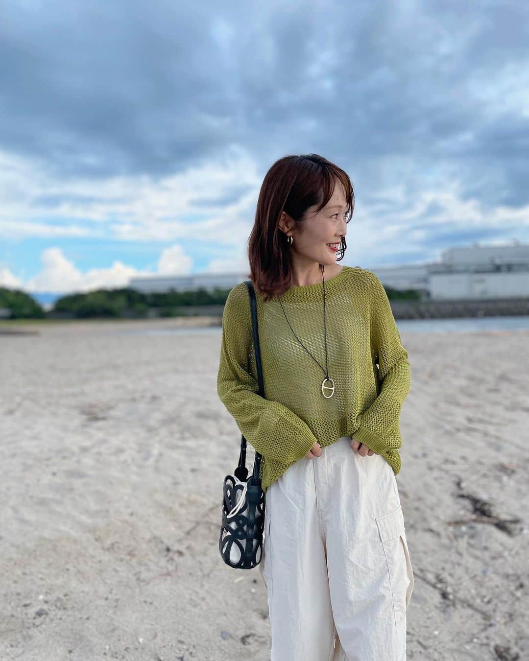 Kikuno Sayumiさんのインスタグラム写真 - (Kikuno SayumiInstagram)「久々　@uniqlo_jp でお買い物♡ #3Dメッシュクルーネックセーター　のXLをゲット🛍️ これ、24日まで¥1990になってるの偶然発見してポチり。色悩んでグリーンにしてみたけど可愛かった😍意外と着やすい色。 ・ @grl_official のパラシュートパンツと合わせたかったんよね😆リールにも載せたけど、ウエスト大きめ。そして透け感が少しあるから注意⚠️やけどめちゃくちゃ可愛い😍 pp095のSサイズ ・ バッグもGRLサンダルは　@select.shop.jbg のお気に入り✨ サイズ感小さめやけんワンサイズアップがオススメ！ ・ ・ #uniqlo購入品 #uniqlo #grl#グレイル#秋コーデ#ユニクロ購入品 #ユニクロ」8月27日 20時11分 - sayumikikuno