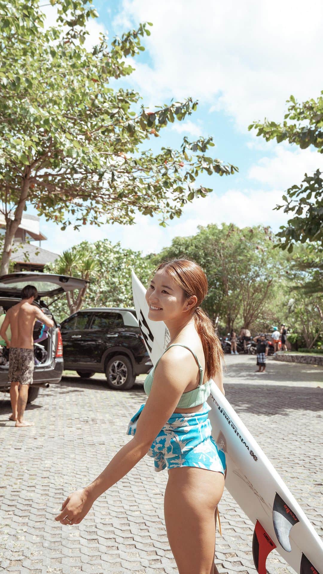 松田詩野のインスタグラム：「Happy to be back here💙🪽🇮🇩🌴  📹 @nachos.san   #indonesia #uluwatu #surf #surfing #waves  @billabongwomensjp @billabongwomens @niketokyo @nike @hlna.jp @alliepr_jp @whitebuffalo_official @fcs_japan @yogiteajp #yusurfboards #aerotech」