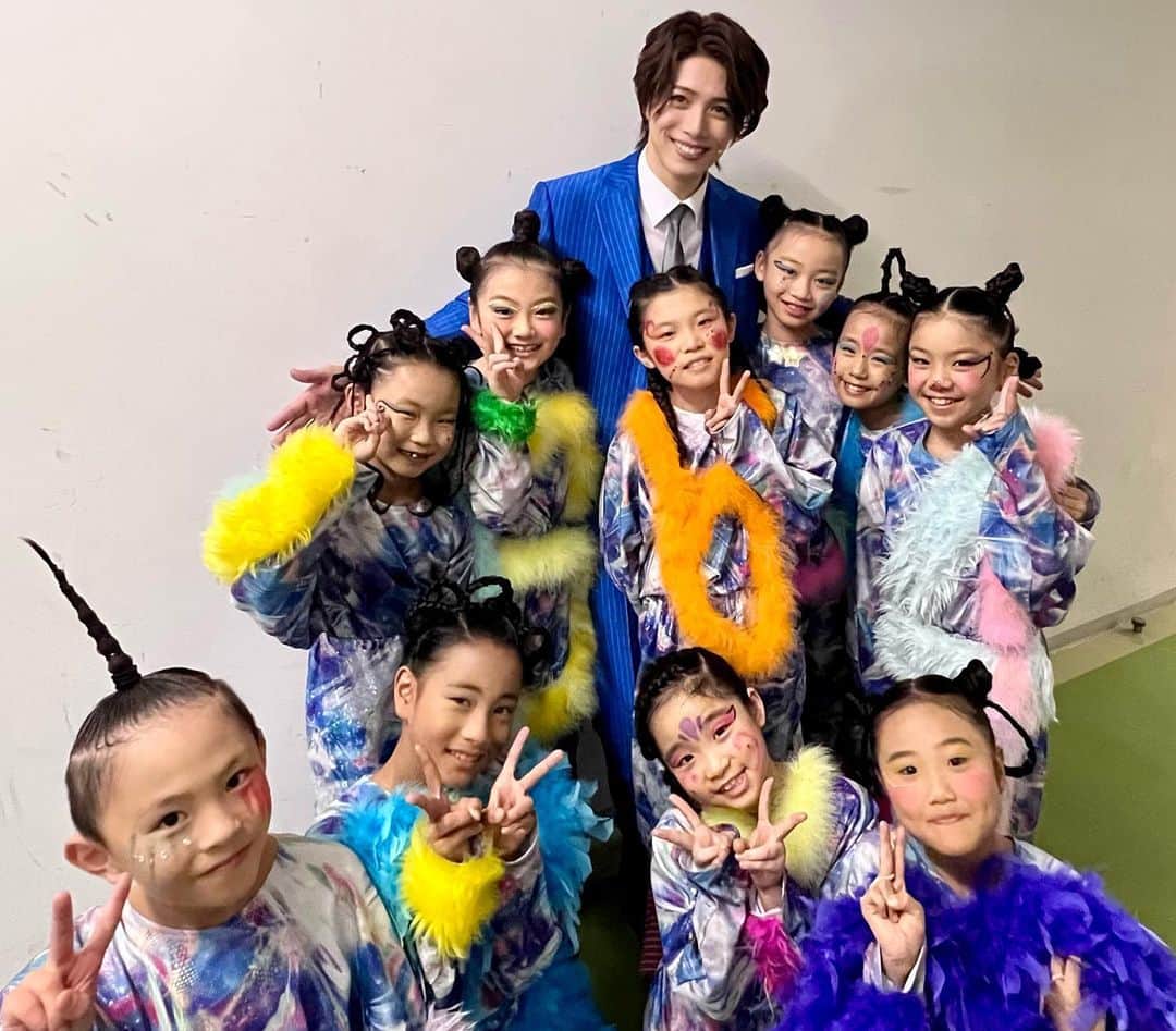 のインスタグラム：「ミュージカル「浜村渚の計算ノート」 福岡公演千秋楽 ご来場ありがとうございました！！  3公演あっという間でしたが 沢山素敵な瞬間に出会えました⭐️ 皆さん楽しんで頂けましたか？？  次は大阪です😌 大阪でもお待ちしてます！！  福岡の数字ダンサーズの子達と☺️ #浜村渚の計算ノート」