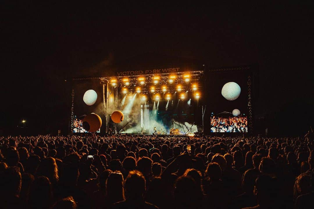 ヤー・ヤー・ヤーズさんのインスタグラム写真 - (ヤー・ヤー・ヤーズInstagram)「Bloody hell @allpointseastuk! Thank you for all of your love and energy on Friday, we felt it! 🫶🇬🇧  📷 1 @cally.begg  2-9 @charliehardy」8月27日 20時13分 - yeahyeahyeahs