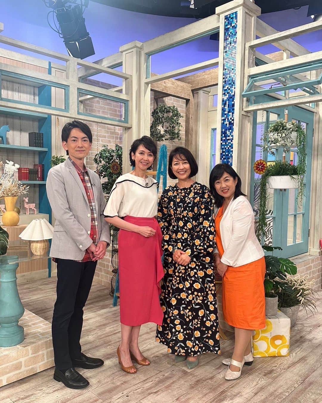 羽田美智子のインスタグラム：「今日は夏休み最後の日曜日でしたね。 子供達は宿題終わったかな？ そろそろ気持ちを切り替えないといけない季節になってきましたね。  私も9月に入ると舞台のお稽古に入るので、、 髪を切ってきました✂️ 気持ち新たに頑張っていこう！！ と喝が入りました💪  さてさてそんな9月1日(金) NHK Eテレ『あしたも晴れ！人生レシピ』 「見つけたい！私らしい働き方」というテーマで出演させていただきます。  時代も大きく変化してる今、働き方もいろいろあり、とても参考になる内容です。  いつも美しく輝いていらっしゃる賀来千香子さん💕 素敵な先輩は生きる指針になります✨✨  是非見てくださいね🥰」