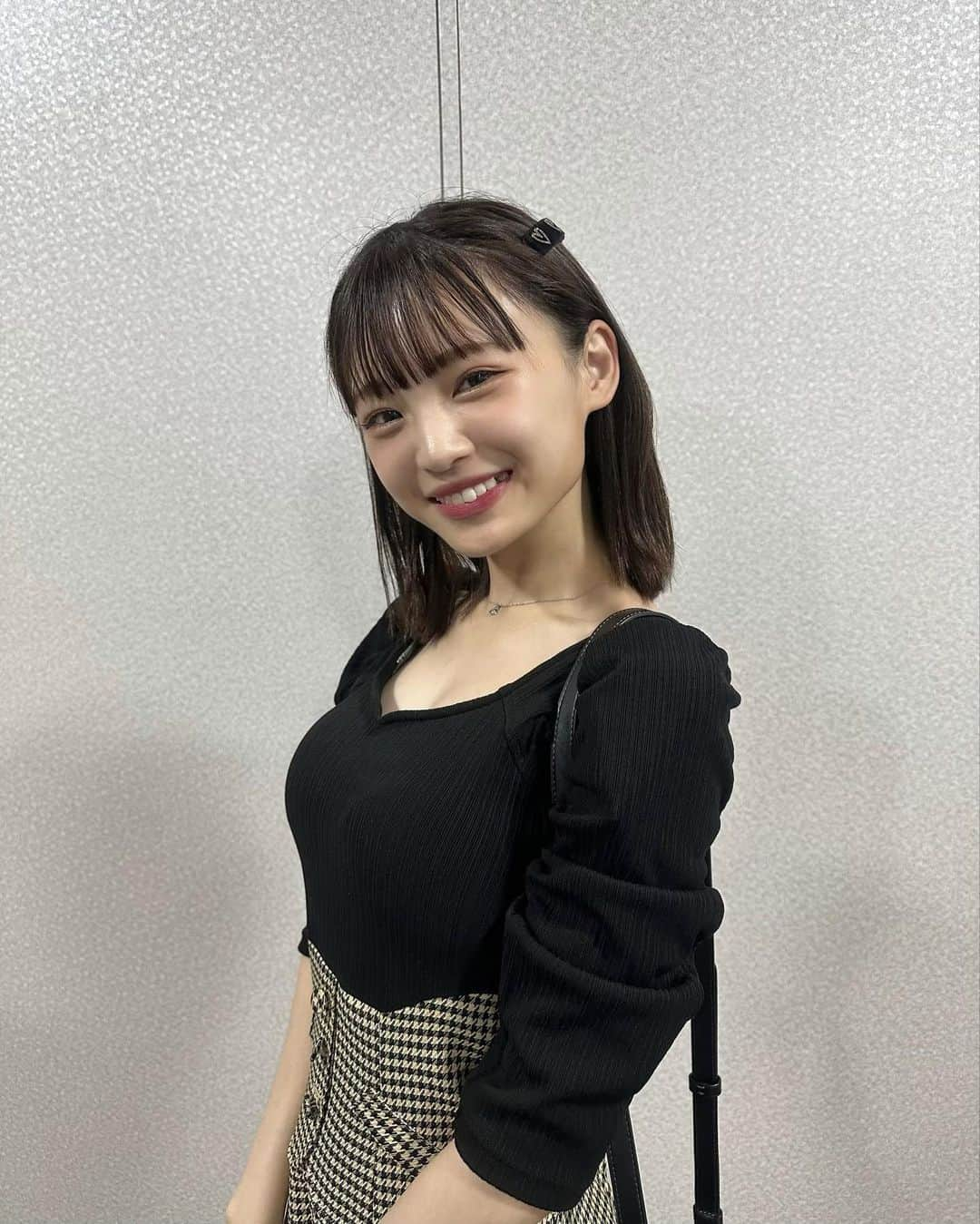 新澤菜央のインスタグラム：「いつもより 大人っぽい ？ 🖤  ⠀  ⠀ 首に付いてるチョーカーが取り外し可能だったから外してみた ー ！   女性らしいシルエットとハイウエストなところがお気に入り^ ^  #彼女の私服がかわいい #低身長コーデ #sサイズコーデ #sサイズ女子 #156cm #骨格ウェーブ #ブルベ冬メイク #dazzlin #ダズリン #ワンピースコーデ #ワンピース #ハイウエスト #チョーカーギャザーコルセットワンピース #mercuryduo #マーキュリーデュオ #大人ガーリー #ガーリーコーデ #code #fashion #dailylook #ootd」