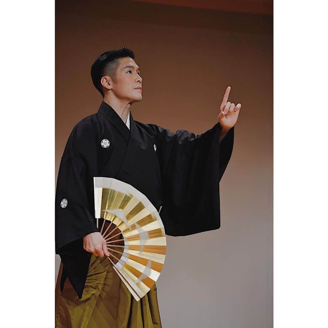 梅川壱ノ介（舞踊家）のインスタグラム：「𝔸𝕍𝔼ℕ𝕀ℝ 𝕊𝕔𝕙𝕠𝕠𝕝 ℕ𝕀ℤ𝕀𝕀ℝ𝕆 𝔽𝕖𝕤 ￣￣￣￣￣￣￣￣￣￣￣￣￣￣￣￣￣￣￣￣￣￣￣ アヴニールスクール虹色フェス vol.5  第二部では《ハナミズキ》を踊りました。この虹色フェスがこれからも末永く皆さまに愛していただけます様に心を込めて、踊りました。  今回の舞台を通して、たくさんの子どもたちが自分の今までの限界を超えて、今まで見たことのない表情やパフォーマンスを見せてくださいました。  改めて、舞台の素晴らしさ、凄さを知ることができました。限界を超えていく先に見えてくる世界をまたみなさまとご一緒できたら、幸せです。  Photo by @loaf_away_   #梅川壱ノ介 #舞踊家 #日田市 #アヴニールスクール #虹色フェス #ハナミズキ #ClassicJapanesedance #traditionaljapanesedance」