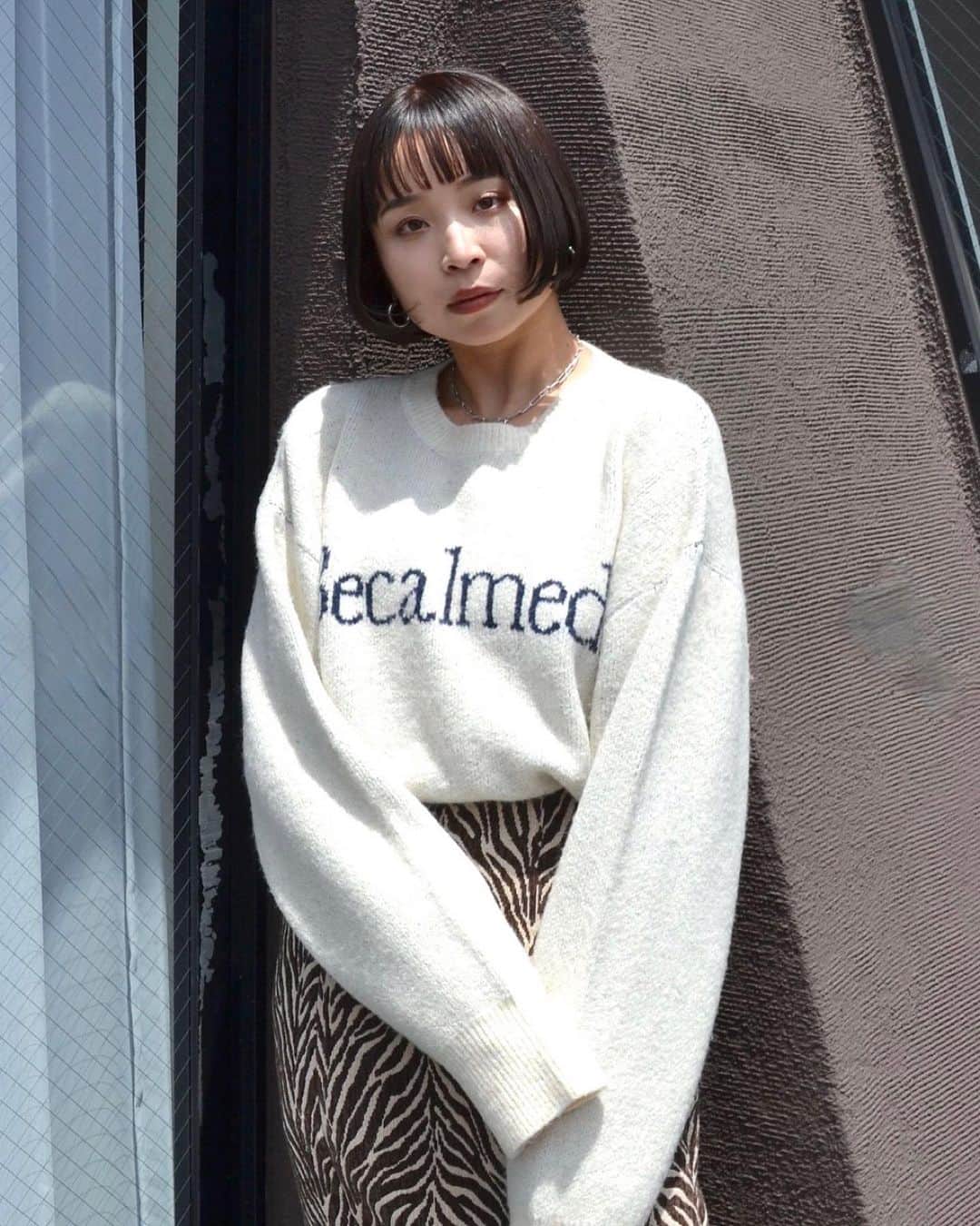 Ungrid staff snapのインスタグラム：「. . 10月発売のWEB限定アイテム予約受付中！  @momoka_watanabe_ 160cm #ロゴルーズニット アイボリー/チャコールグレー/オレンジ ¥7,700(tax in)  キャッチーなロゴがungridでは新鮮な目を引くニット✨  @yurino_seki_ 156cm #ハニカムルーズニット オフホワイト/ブラック/ピンク ¥7,700(tax in)  裾のラウンド仕様が、アウトで着ても可愛いデザイン🤍  #カラールーズニット オフホワイト/チャコールグレー/ピンク/グリーン ¥7,700(tax in)  鮮やかなカラーリングで気分が上がる万能ニット！  ーーーーーーーーーーーーーーーーーーーーーーーーーーーー ☑︎商品詳細は製品タグ or TOPページURLよりチェック   » @Ungrid_staffsnap  #Ungrid #ungrid_official #ungridコーデ #アングリッド #カジュアル #カジュアルコーデ #カジュアルスタイル#ロゴスウェット #ロゴ  #スウェット #ニット  #メンズライク」