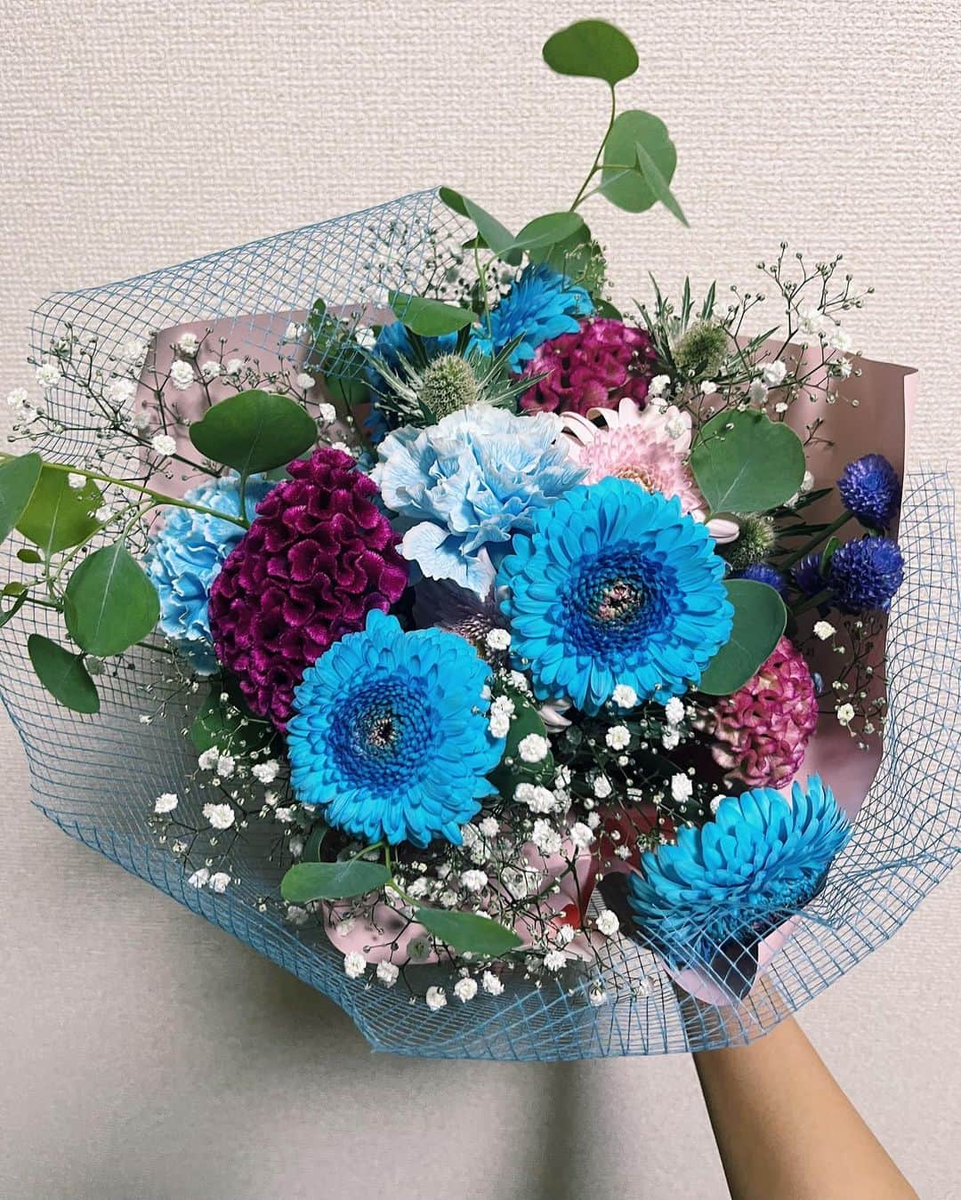 Madoka Yamamotoのインスタグラム：「せりながくれたお花💐編み編みで可愛いが大爆発♨️‼️紫のフワフワがすごい🍇🎉西尾のお花屋さん ・ ・ #花束#花束アレンジ#ブーケ#お花のある暮らし」