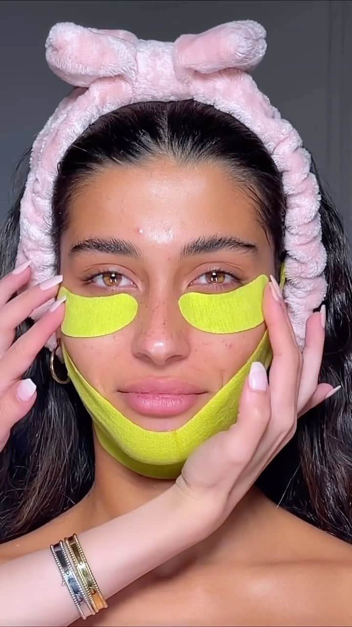 Huda Kattanのインスタグラム：「The ultimate glow-up hack: skin prep before makeup! 💗 @hamda_makeup shares what she uses to prep & nourish for a flawless makeup base:   ✨ @wishfulskin Yo Glow Enzyme Scrub ✨ @wishfulskin Chin Lift Sheet Mask ✨ @wishfulskin Eye Lift & Contour Eye Mask ✨ @wishfulskin Thirst Trap Juice Serum ✨ @wishfulskin Honey Whip Moisturizer ✨ @wishfulskin Get Even Rose Oil ✨ @wishfulskin Eye Lift & Contour Serum ✨ Silk Balm Icy」