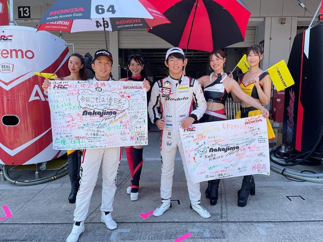 のインスタグラム：「SUPERGT Rd.5 SUZUKA ２日間ありがとうございました🏁  真夏の鈴鹿サーキットは、とっても暑い中でしたが朝早くから陽が沈むまでサーキットに会いにきて下さったみなさん、応援して下さったみなさん 本当にありがとうございました&お疲れ様でした🙇‍♀️  お家に着いたら今日はゆっくり休んでくださいね。  決勝日は、路面温度が55度まで上がる猛暑でしたね☀️  そんな中、大きな事故なく無事にゴールしてくれた64号車なホッとしました。  結果は、P4→P8でした🏁 第1スティントは伊沢拓也選手が担当。 第2,3スティントは太田格之進選手が担当。 それぞれ、いいペースで周回数を重ねて最後はポイント圏内でゴール‼️  表彰台には届きませんでしたが、勢いのあるかっこいい走りを目の前で見られて応援できて毎戦刺激をもらえます⚡️  今回は、大事なポイントも獲得できました！！ 次戦の菅生こそ表彰台へあがるぞ〜✨✨  鈴鹿サーキットは、HONDAのホームサーキットということもあってか ModuloTシャツを着ているファンの方がいつもよりも多く見られた印象でした！ やはりチームグッズを身につけている方をみると嬉しくなりますね🥰  暑い中、差し入れを持ってきて下さったり PWやステージなどのお写真を撮って下さったり本当にありがとうございました🙇‍♀️  お声がけいただける機会も増え、ファンのみなさんとお話ししたりサインを書いたり交流できたことが嬉しいです♡  まだまだ暑い日が続きますので、体調には十分気をつけてお過ごしくださいね🤝  次戦は、9/16,17菅生です🏎️✨  引き続き、64号車ModuloNajajima Racingの宜しくお願いします🏁  #Modulo64 #ModuloNakajimaRacimmg #Modulo #SUPERGT #レースクイーン#raceqeen #鈴鹿サーキット」