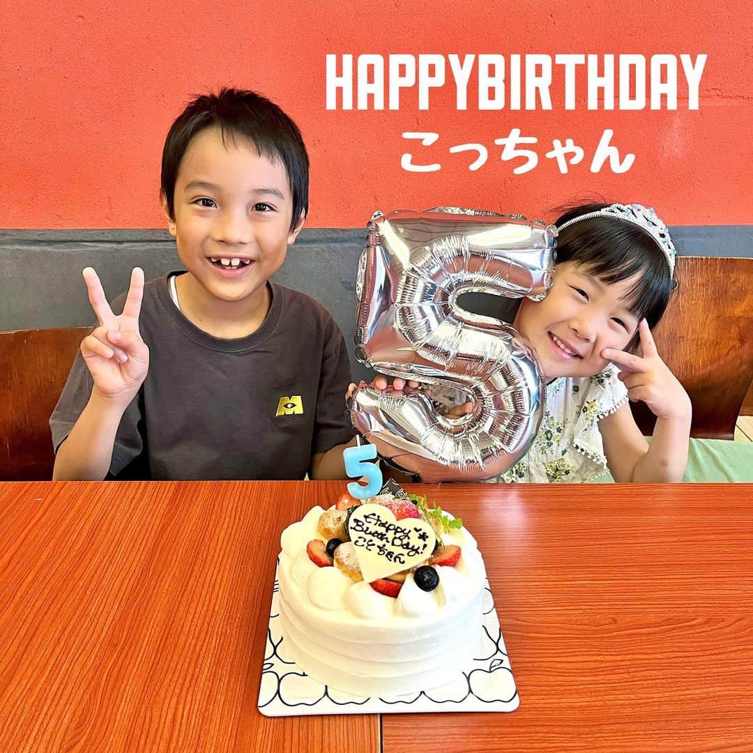 makikoさんのインスタグラム写真 - (makikoInstagram)「❤︎ わが家のアイドル こっちゃんが５歳になりました🎂💓 今年もみんなにお祝いしてもらったよ😊🎊  こっちゃんの誕生日は毎年みんなで旅行行ってることが多くて、今回は石川県でお祝いしました🫶🏻✨笑  従姉妹のお姉ちゃんたちも毎回プレゼントと手紙を用意してくれて、子どもたち同士のやりとりにほっこり🥰🌟  最近ヘアアレンジにハマってて、バービー人形や私の髪で三つ編みしたりしてるから、ちょうど良さそうなヘアアレンジ専用おもちゃをプレゼントしました🎁🤣  めっちゃ気に入ってて、櫛でとかしたり髪をくくったり楽しんでるよ😆👌🏻💕  5歳は益々女子度がアップしていきそうで楽しみ🤣❤️  #5歳誕生日 #5歳誕生日プレゼント  #ヘアメイクアーティスト」8月27日 20時34分 - batako93