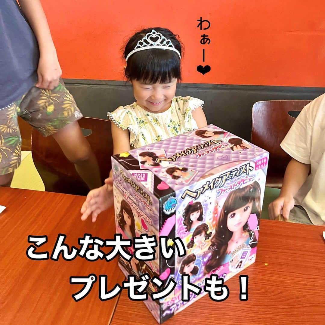 makikoさんのインスタグラム写真 - (makikoInstagram)「❤︎ わが家のアイドル こっちゃんが５歳になりました🎂💓 今年もみんなにお祝いしてもらったよ😊🎊  こっちゃんの誕生日は毎年みんなで旅行行ってることが多くて、今回は石川県でお祝いしました🫶🏻✨笑  従姉妹のお姉ちゃんたちも毎回プレゼントと手紙を用意してくれて、子どもたち同士のやりとりにほっこり🥰🌟  最近ヘアアレンジにハマってて、バービー人形や私の髪で三つ編みしたりしてるから、ちょうど良さそうなヘアアレンジ専用おもちゃをプレゼントしました🎁🤣  めっちゃ気に入ってて、櫛でとかしたり髪をくくったり楽しんでるよ😆👌🏻💕  5歳は益々女子度がアップしていきそうで楽しみ🤣❤️  #5歳誕生日 #5歳誕生日プレゼント  #ヘアメイクアーティスト」8月27日 20時34分 - batako93