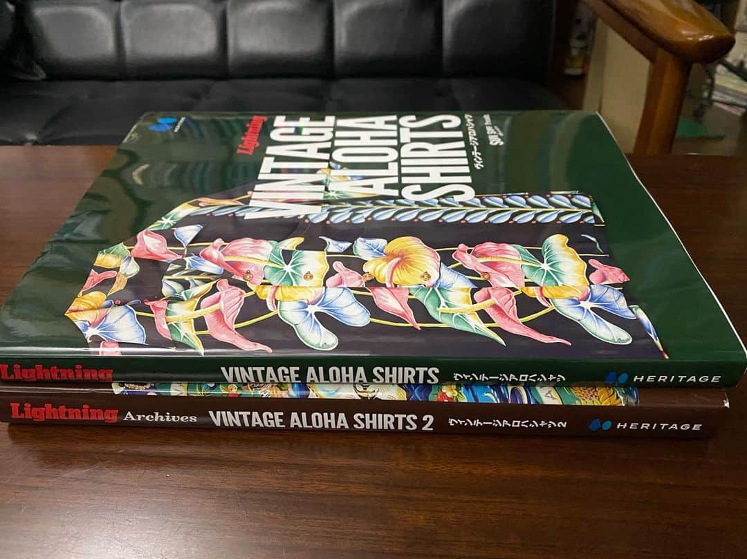 江口寿史さんのインスタグラム写真 - (江口寿史Instagram)「Lightning がSUN SURF Presentsのヴィンテージアロハの大全集ムック本を出してる。去年1冊めが出て、今年２が出た。何でもこれ、全10冊出す計画らしい。すげ！ 写真も１ページに１着という贅沢さで、ペラペラと見てるだけでも楽しい。自分の持ってるのが載ってて、そのバックボーンが知れるとまた楽しい。 自分の事を言えば、アロハシャツは20年くらい前から断続的に買ってきて(もちろんヴィンテージなどはなく、ほぼサンサーフやアパレルの復刻ものだけど)、それなりの枚数持ってるけど、自分的にはイマイチ似合わない気がしてた。 それが今、この歳になって似合うんですよ。なんか。どんなに派手な柄の着ても本人が脂抜けて枯れてきたからなのか笑。 というわけで、おれの中で初めて本格的にアロハ熱高まってます。😆(超忙しいんですよオレ今)」8月27日 20時28分 - egutihisasi