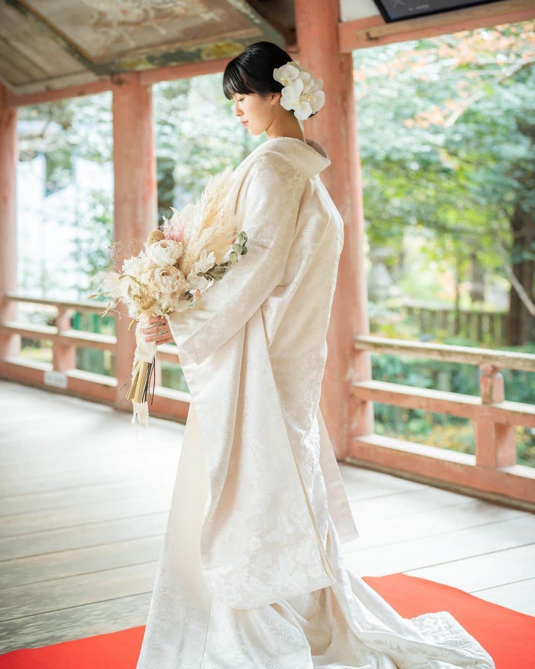 juno_jinjakonさんのインスタグラム写真 - (juno_jinjakonInstagram)「. 美しい日本の花嫁姿  JUNO神社婚は、挙式前にもしっかりと撮影ができるようスケジュール組みをしております。  何年経っても色褪せない、ハレの日のお姿を残しましょう。  @juno_jinjakon   🕊8月31日まで！ -開催中の神社婚フェアのお知らせ- ⁡ ご来店予約で今なら "セルフフォトウェディング"プレゼント‼︎ ⁡ ■期間 2023年8月31日(木)迄 ※ご予約が満席のお日にちもございます🙇‍♀️ ⁡ ■フェア特典 フェア期間中、JUNO神社婚相談会を ご予約いただいた全ての新郎新婦様へ、 Dressesが手掛けるセルフフォトをプレゼント！ ⁡ 詳しくはプロフィール画面のURLより ご確認くださいませ🍃 ⁡ ■ 開催店舗 JUNO天神本店 ⁡ ■参加特典：セルフフォトウェディング詳細 ・Dressesが厳選したウェディングドレス&タキシードを着用して撮影が可能！（私服でも可） ・簡単なヘアセット、アクセサリーはご準備してあるので手ぶらでもOK！ ・お渡しのデータはその場で5カットプレゼント！ ⁡ さらに、お二人の撮影したお写真をDresses公式Instagramに掲載させていただける方には 撮影の全データをプレゼントさせていただきます。 ⁡ ※JUNO天神本店にて JUNO神社婚ご相談会にご参加後、 後日Dressesブライダルカウンター博多店にて 撮影のご案内をさせていただきます。 ⁡ －－－－－－－－－－－－－－－－－－－－－－－ ⁡ △ご予約方法△ @juno_jinjakon ホーム画面のURL よりお待ちしております。 ⁡ －－－－－－－－－－－－－－－－－－－－－－－ ⁡ お電話でのお問合せ、ご予約は⇩ ☏ 092-262-1107 (定休日:火曜日・水曜日) ⁡ ⁡ #神社挙式#白無垢#色打掛 #プレ花嫁 #家族婚#少人数結婚式 #福岡花嫁#神社婚 #和装ブーケ#枝ブーケ #和装スタイリング#洋髪 #太宰府天満宮#住吉神社#護国神社 #警固神社#香椎宮#宗像大社#竈門神社 #櫛田神社#宮地嶽神社」8月27日 20時29分 - juno_jinjakon