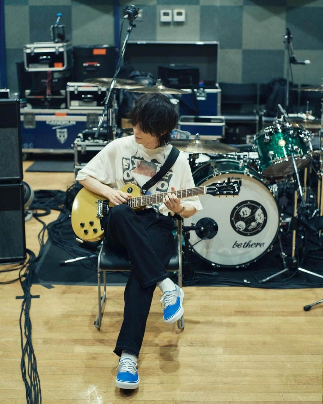 BUMP OF CHICKENのインスタグラム：「【VANS × BUMP OF CHICKEN】 Photo：@yoshiharuota Styling：@hayato_takada Hair&Make：@__yoshikobaby__  @tatsuyatakahashi  #BUMPOFCHICKEN #vansjapan #verdy @bumpofchickenofficial @vansjapan @verdy」