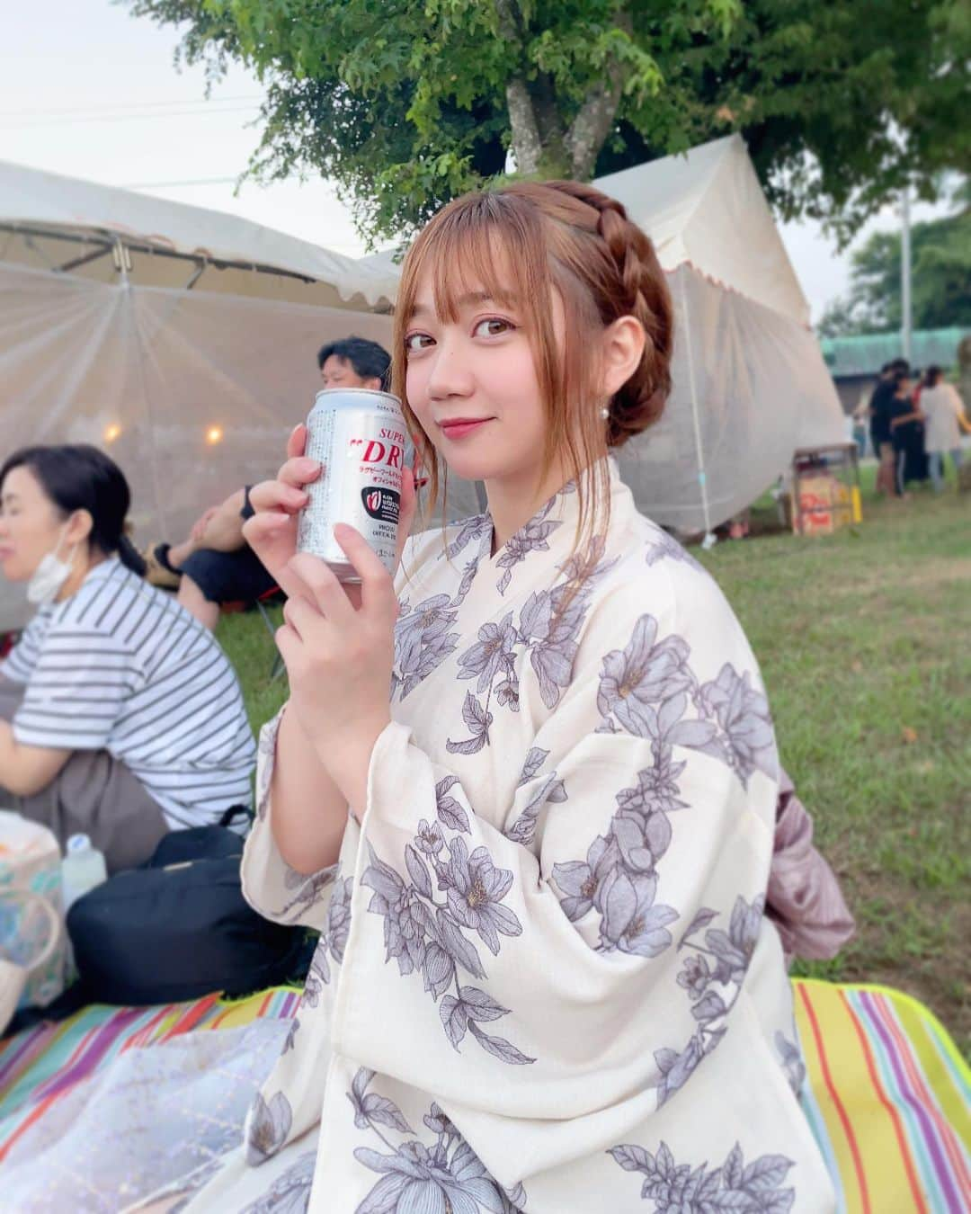 小澤しぇいんのインスタグラム：「おざわこの夏ビールが飲めるようになりました🍺  でもまだ美味しさが分かりません😗💦  友達に格好は可愛いのに持ってるものは可愛くないね❤️って言われました😂  #夏 #夏祭り #夏休み #浴衣」