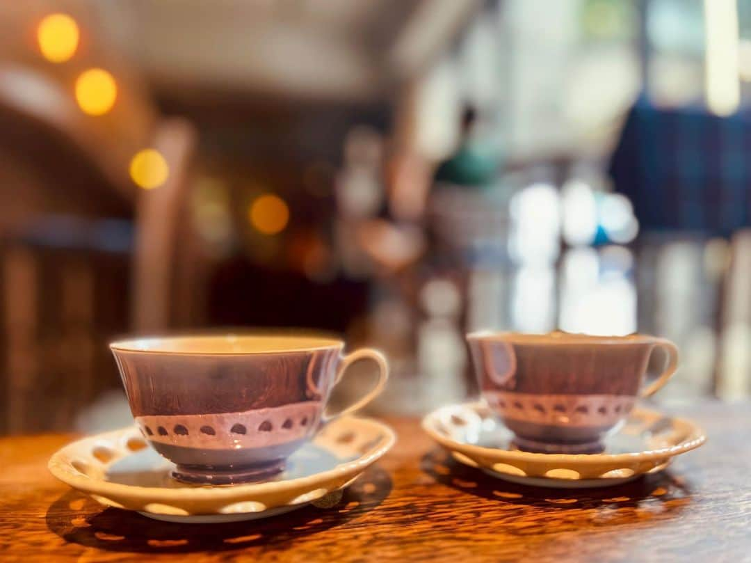 みゆこのインスタグラム：「落ち着くカフェだった☕️ 土曜日のお昼だったのに空いてたからゆっくりできたよー✨  このソーサーとカップがかわいかった🥹 光の加減？で紫に見えるけど、ブルーなの🥰💙  📍Valve 代官山 お酒も飲める🎈🐇  #代官山#代官山カフェ#都内カフェ#穴場カフェ#ゆったり時間#コーヒー#コーヒー好き#coffeetime#coffeeholic #カフェ巡り#休日の過ごし方」