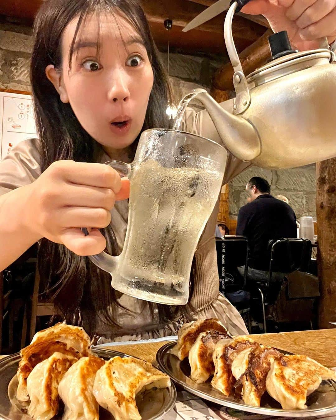 めいめいさんのインスタグラム写真 - (めいめいInstagram)「やかんの中からハイボールだと…！！？  #トラックめいめい #家にやかん欲しくなってきた #餃子」8月27日 20時35分 - truckmeimei