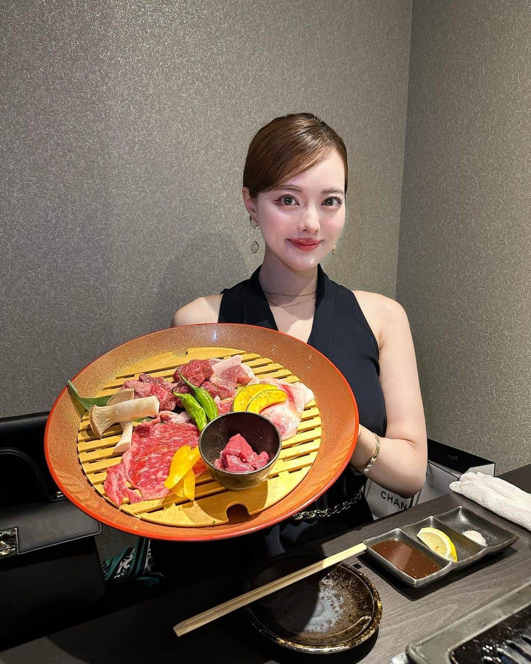 Mizukiのインスタグラム：「時差投稿になっちゃうけど… @lab_namba 🥩で、お食事してきた時の✨  大好きな @yuika00802 お姉様と🤍  今回私たちが頼んだのは、 プレミアム食べ放題6500円 プレミアム飲み放題1000円✨  リーズナブルなのに、 種類豊富でおいしかった🥩  インスタDMからのご予約で 500円オフになるみたい！！  👇👇 プレミアム食べ放題6500円→6000円 スタンダード食べ放題5500円→5000円  ※コース利用で飲み放題がお得！ プレミアム飲み放題+1000円 (日本酒や果実入りサワー🍎) スタンダード飲み放題+500円 (生ビール🍺から韓国酒🇰🇷🍶まで！)  是非是非みんな行ってみてね🥩  #pr #なんばグルメ #難波グルメ #なんば焼肉 #難波焼肉 #大阪グルメ #大阪焼肉 #焼肉　#食べ放題 #夜ご飯　#大阪ディナー #なんばディナー #心斎橋グルメ #心斎橋ディナー #心斎橋焼肉」