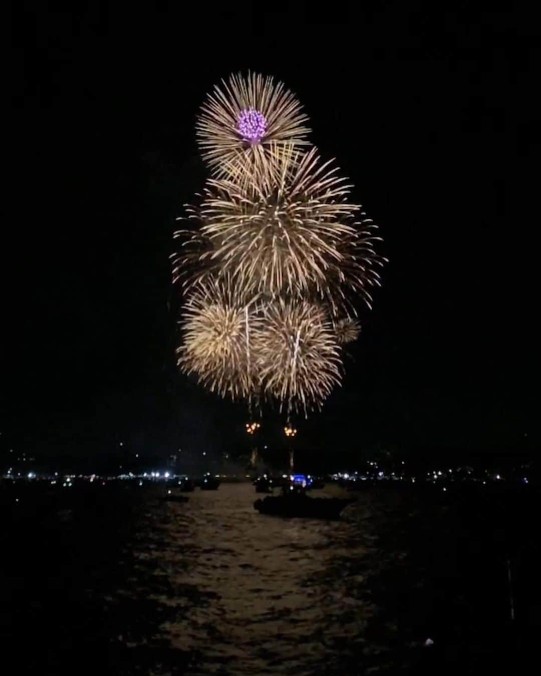 twinsりなりかさんのインスタグラム写真 - (twinsりなりかInstagram)「watched fireworks on the ship good music and amazing view never get tired  船の上から花火大会を見させていただきました 音楽と絶景は本当に幸せな気持ちにさせてくれる。  #fireworks #techhouse #techno #music #テクノ #boatparty #花火」8月27日 20時38分 - rinarika__