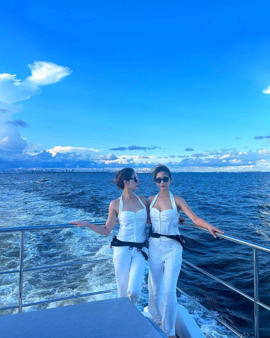 twinsりなりかさんのインスタグラム写真 - (twinsりなりかInstagram)「watched fireworks on the ship good music and amazing view never get tired  船の上から花火大会を見させていただきました 音楽と絶景は本当に幸せな気持ちにさせてくれる。  #fireworks #techhouse #techno #music #テクノ #boatparty #花火」8月27日 20時38分 - rinarika__