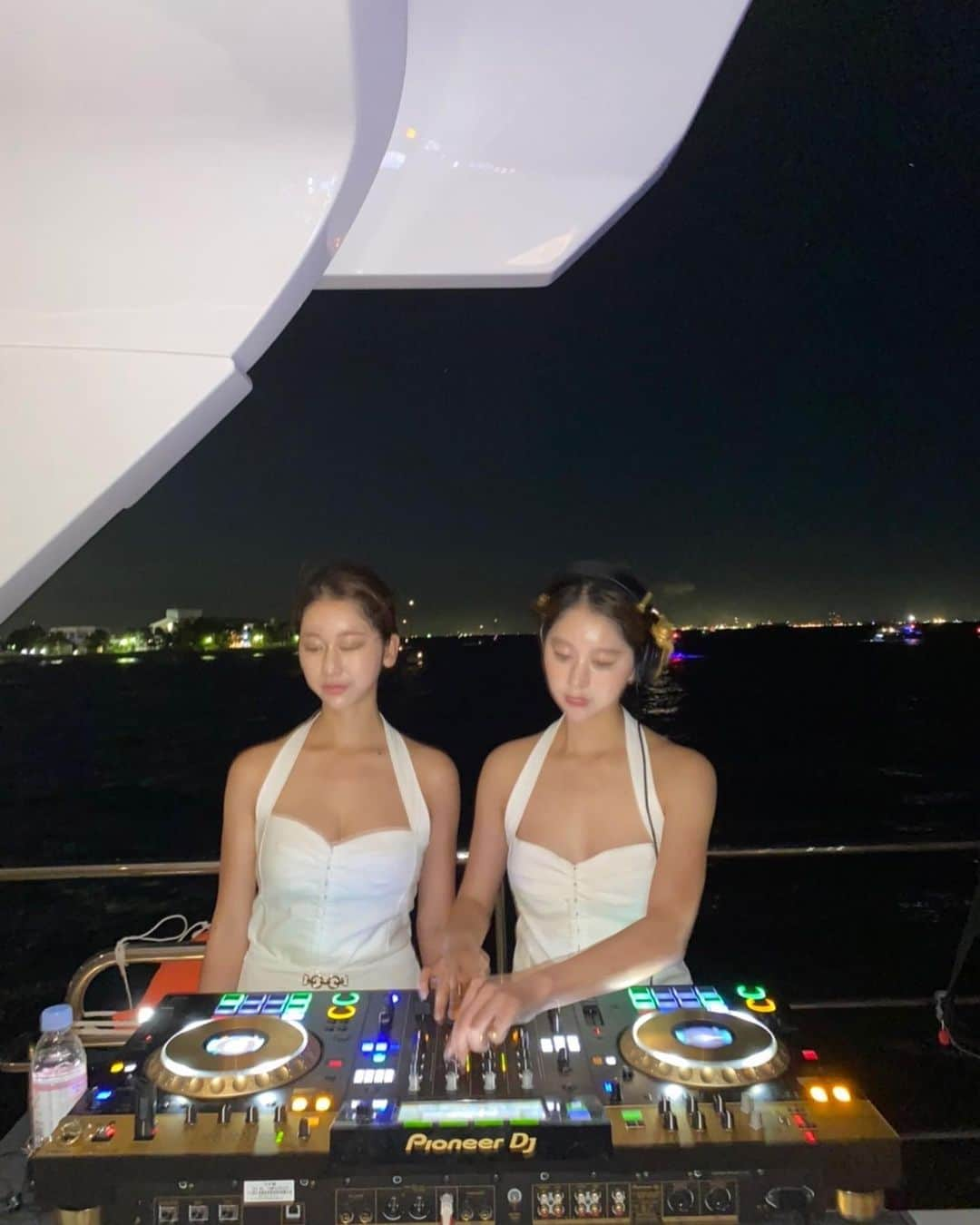 twinsりなりかさんのインスタグラム写真 - (twinsりなりかInstagram)「watched fireworks on the ship good music and amazing view never get tired  船の上から花火大会を見させていただきました 音楽と絶景は本当に幸せな気持ちにさせてくれる。  #fireworks #techhouse #techno #music #テクノ #boatparty #花火」8月27日 20時38分 - rinarika__