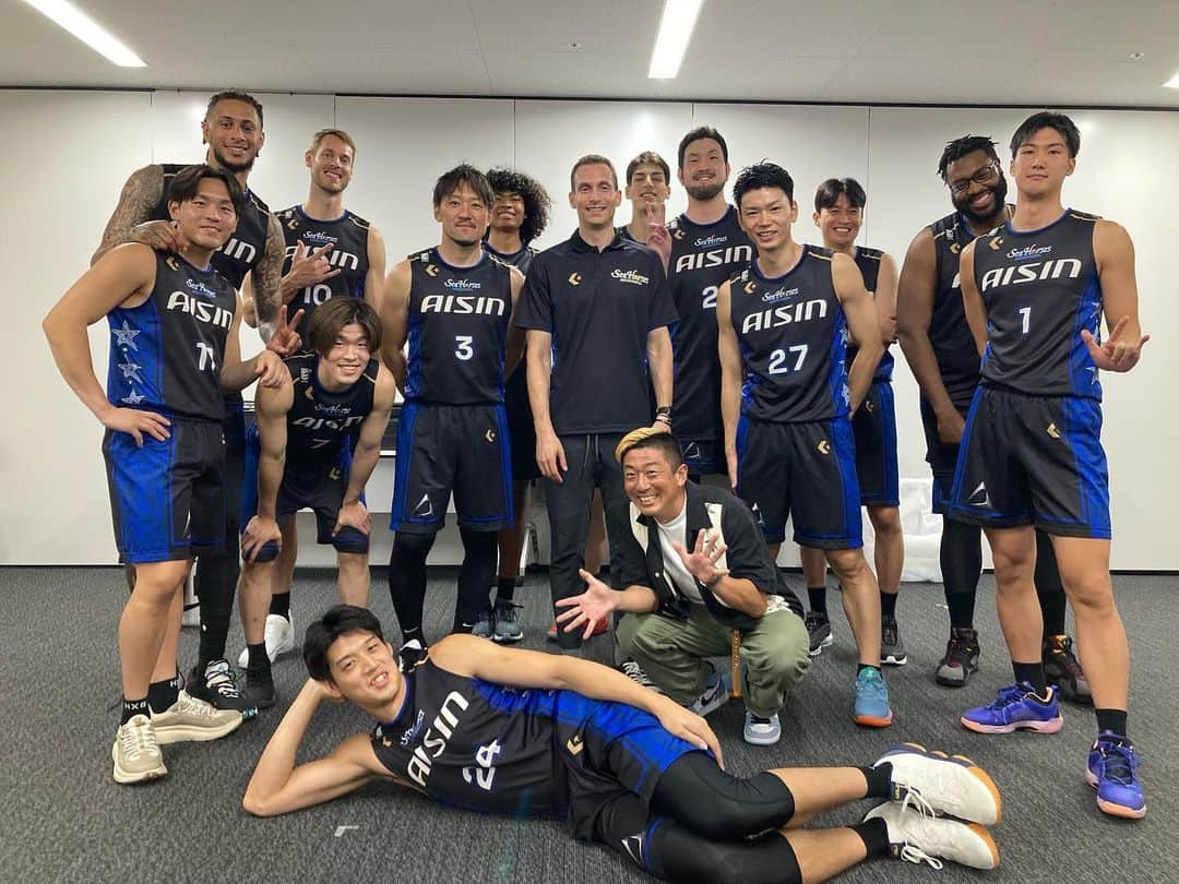 小林拓一郎のインスタグラム：「Tip Off セレモニー❕  開幕がほんとに待ち遠しい🔥  たくさんのご来場、ありがとうございました❕❕❕  追伸  タツヲ、、卜部選手は色々やれるぞ。  #シーホース三河 #ガチ」