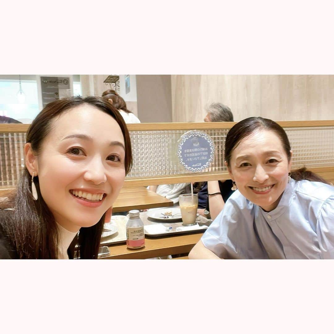 楓ゆきさんのインスタグラム写真 - (楓ゆきInstagram)「⁡ ⁡ 先日、月影瞳さんとお会いしました🥹✨ 　　 こうしてお会いできいろんなお話をさせていただけている事、ご縁に感謝しかありません。😭🕊 私と宝塚の出会いは母が知人から借りてきてくれたビデオでした✨いくつかあったビデオの中に、 月影さんご出演の「再会」がありました💖 ハートフォーミングなお話しと、月影さんが演じられていた2面生のある美しいサンドリーヌに心射抜かれた私🤓🥰 その時に感じた「憧れ」は私の夢となり指針となり、時には私を強く支えて下さいました☺️✨ ⁡ お会いした月影さんは、大人な気品と少女の様な可愛らしさが共存されていて、学年の離れたこんな私にも気さくにお話しして下さる、素敵な素敵な方でした💖  ずっと憧れの方です☺️✨✨✨ ⁡ ⁎⁎⁎⁎⁎⁎⁎ 結婚のお祝いにといただいた、能作の箸置きが２つの輪が重なり合うデザインでとっても素敵なのです！😳💓本当に嬉しくて…☺️✨ ずっとずっと大切にします。 ⁡ グンさん、本当にありがとうございました☕️💖 ⁡ ⁡ この日は、わたし1日中鼓動が早かったですっ 　　　 　　　　　　　　　ドドドドド💓😳😳😳 ⁡ ⁡ ⁡ ⁡ #誰かの夢になる#素敵なお仕事#宝塚 #憧れは原動力#月影瞳さん#グンさん💓 #素敵すぎます#ありがとうございました🥹 #幸#能作#かさね ⁡ ⁡」8月27日 20時38分 - yuki_kaede.tan