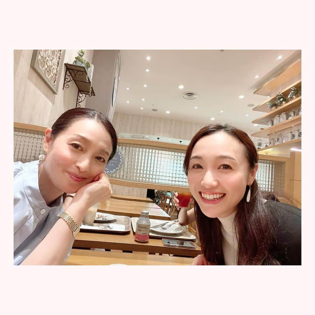 楓ゆきさんのインスタグラム写真 - (楓ゆきInstagram)「⁡ ⁡ 先日、月影瞳さんとお会いしました🥹✨ 　　 こうしてお会いできいろんなお話をさせていただけている事、ご縁に感謝しかありません。😭🕊 私と宝塚の出会いは母が知人から借りてきてくれたビデオでした✨いくつかあったビデオの中に、 月影さんご出演の「再会」がありました💖 ハートフォーミングなお話しと、月影さんが演じられていた2面生のある美しいサンドリーヌに心射抜かれた私🤓🥰 その時に感じた「憧れ」は私の夢となり指針となり、時には私を強く支えて下さいました☺️✨ ⁡ お会いした月影さんは、大人な気品と少女の様な可愛らしさが共存されていて、学年の離れたこんな私にも気さくにお話しして下さる、素敵な素敵な方でした💖  ずっと憧れの方です☺️✨✨✨ ⁡ ⁎⁎⁎⁎⁎⁎⁎ 結婚のお祝いにといただいた、能作の箸置きが２つの輪が重なり合うデザインでとっても素敵なのです！😳💓本当に嬉しくて…☺️✨ ずっとずっと大切にします。 ⁡ グンさん、本当にありがとうございました☕️💖 ⁡ ⁡ この日は、わたし1日中鼓動が早かったですっ 　　　 　　　　　　　　　ドドドドド💓😳😳😳 ⁡ ⁡ ⁡ ⁡ #誰かの夢になる#素敵なお仕事#宝塚 #憧れは原動力#月影瞳さん#グンさん💓 #素敵すぎます#ありがとうございました🥹 #幸#能作#かさね ⁡ ⁡」8月27日 20時38分 - yuki_kaede.tan