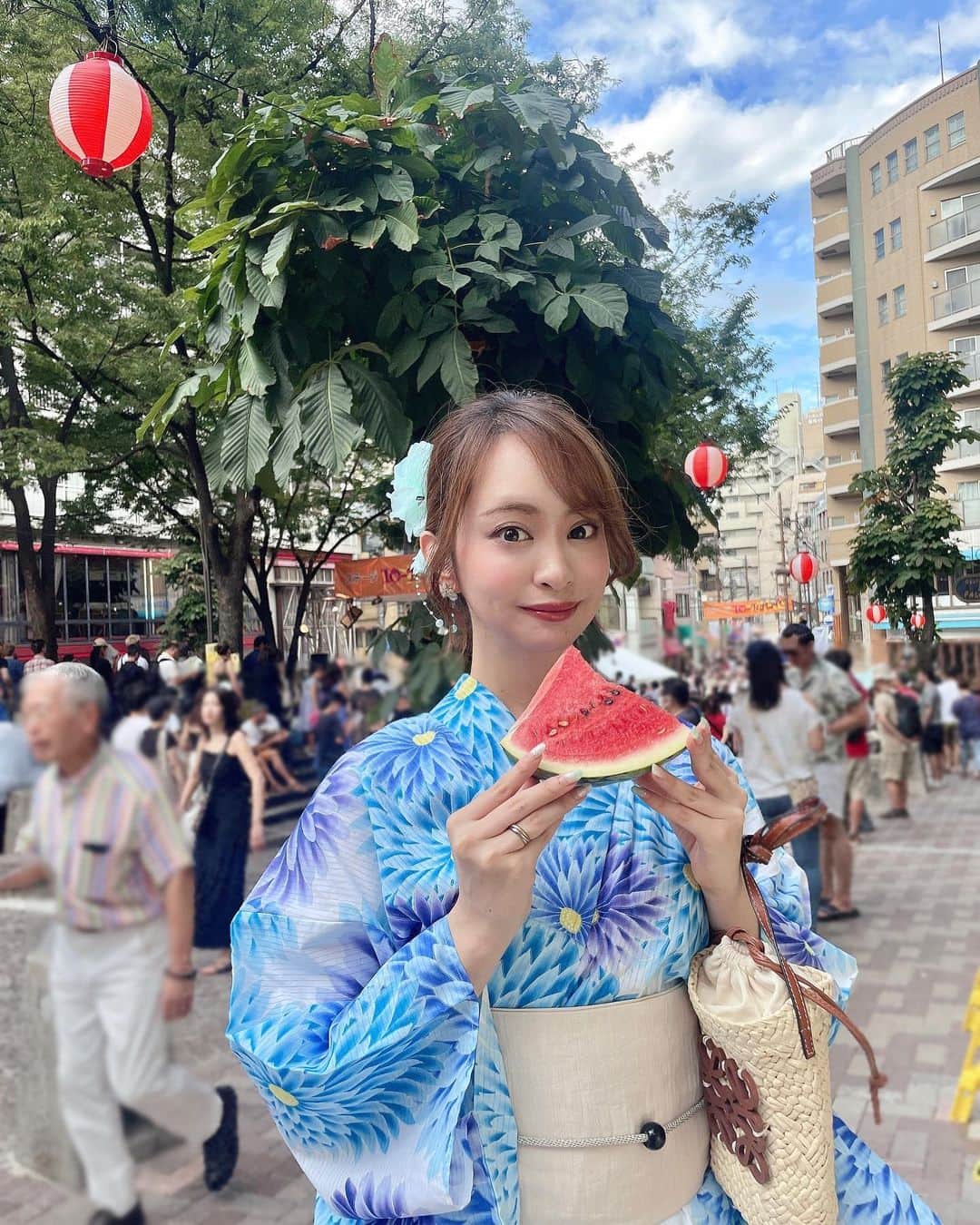 のインスタグラム：「🩵 浴衣でお祭り行ってきた🤭 人多すぎて滞在時間30分くらい だったけど満足🤍  夏らしいことできた🫶   #スイカこのまま売ってた   #麻布十番祭り  #浴衣コーデ  #夏が終わる  #晩夏コーデ  #ゆうかゆかた  #ゆうかきもの」