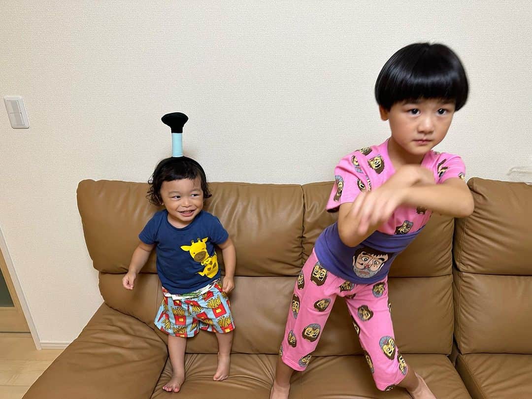 山脇充さんのインスタグラム写真 - (山脇充Instagram)「お土産に買った変なおじさんのお洋服とバカ殿のちょんまげをプレゼント🤣  #新潟伊勢丹 で開催中の #志村けんの大爆笑展 に住みます芸人でいってきました🌟  ずっとみんなで笑いっぱなし‼️ 貴重すぎる展示物にリアルすぎるバカ殿、いろいろ体験できたしグッズも可愛すぎる❤️  8時だョ！全員集合の最終回の日に自分が産まれたことが発覚し勝手に生まれ変わりだと大興奮してしまいました！！  明日までだからまだ間に合う！！！！ 大丈夫だぁ〜」8月27日 20時38分 - ninninyamayama