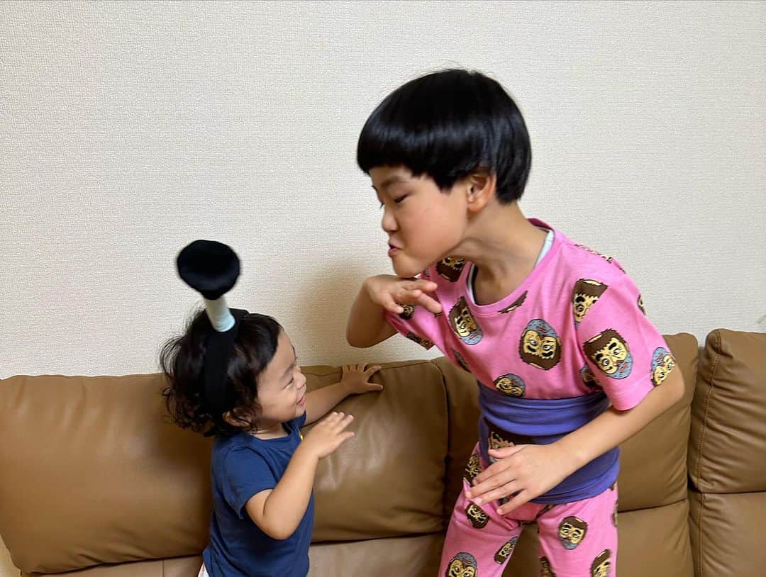 山脇充さんのインスタグラム写真 - (山脇充Instagram)「お土産に買った変なおじさんのお洋服とバカ殿のちょんまげをプレゼント🤣  #新潟伊勢丹 で開催中の #志村けんの大爆笑展 に住みます芸人でいってきました🌟  ずっとみんなで笑いっぱなし‼️ 貴重すぎる展示物にリアルすぎるバカ殿、いろいろ体験できたしグッズも可愛すぎる❤️  8時だョ！全員集合の最終回の日に自分が産まれたことが発覚し勝手に生まれ変わりだと大興奮してしまいました！！  明日までだからまだ間に合う！！！！ 大丈夫だぁ〜」8月27日 20時38分 - ninninyamayama