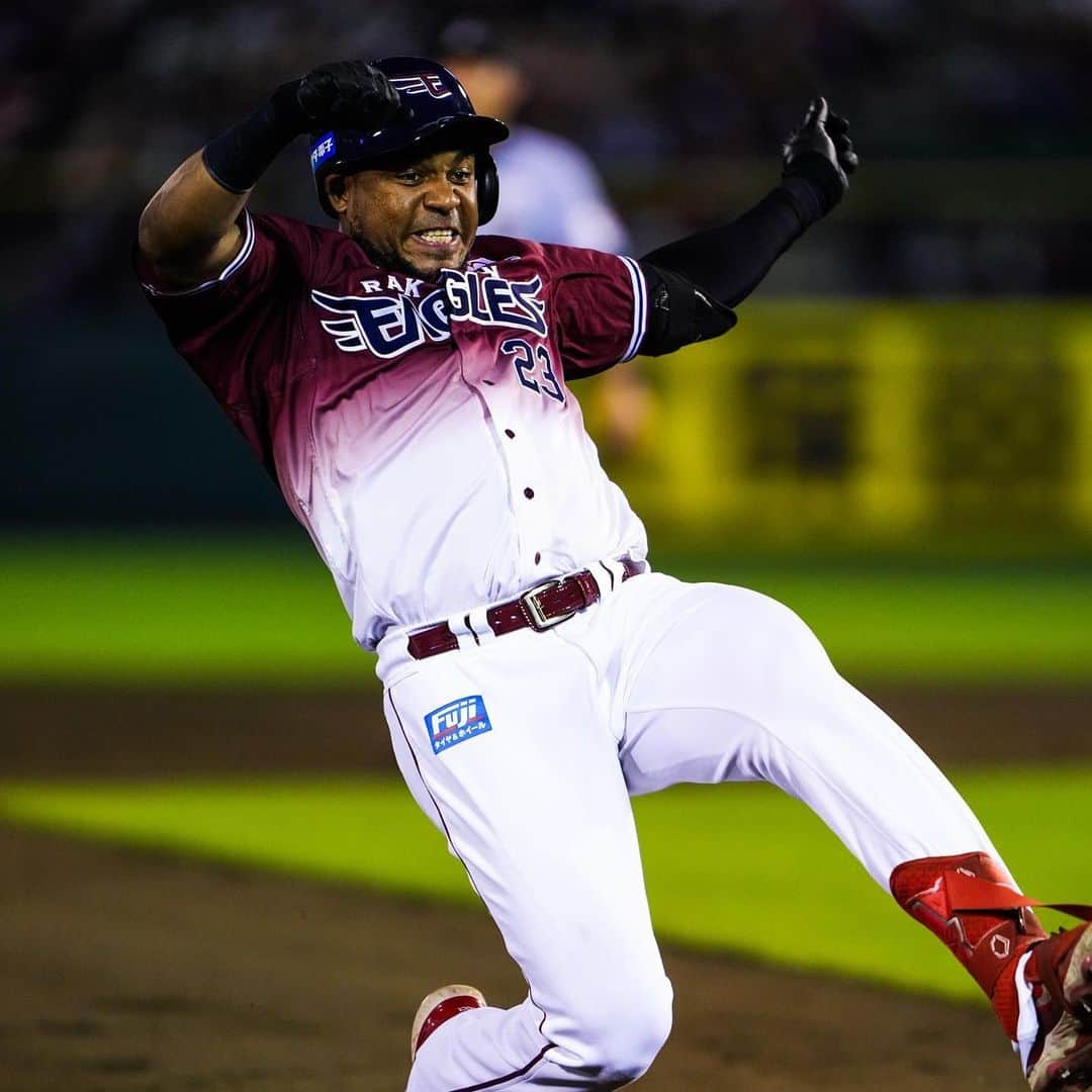 東北楽天ゴールデンイーグルスさんのインスタグラム写真 - (東北楽天ゴールデンイーグルスInstagram)「⚾️  ⚾️E 7-1 H⚾️  5人の投手リレーで1失点に抑えると13安打7得点の猛攻‼️‼️ これで同一カード3連勝としてFANS‘ユニホームで9戦8勝🔥 先発の荘司選手が5回2安打1失点3奪三振で2勝目✨✨ 6回以降は酒居選手、安樂選手、宋選手、鈴木翔天選手が0封💯 打線は2回に岡島選手が先制タイムリー🎤 小深田選手が2安打2打点🤩浅村選手は2安打1打点👍🏼 さらに辰己選手は3安打猛打賞‼️‼️村林選手が2安打⚾️⚾️  #鷲が掴む #rakuteneagles  #荘司康誠  #岡島豪郎 #浅村栄斗 #小深田大翔  #辰己涼介  #酒居知史  #安樂智大  #マイケルフランコ #宋家豪  #鈴木翔天 #太田光」8月27日 20時39分 - rakuten_eagles