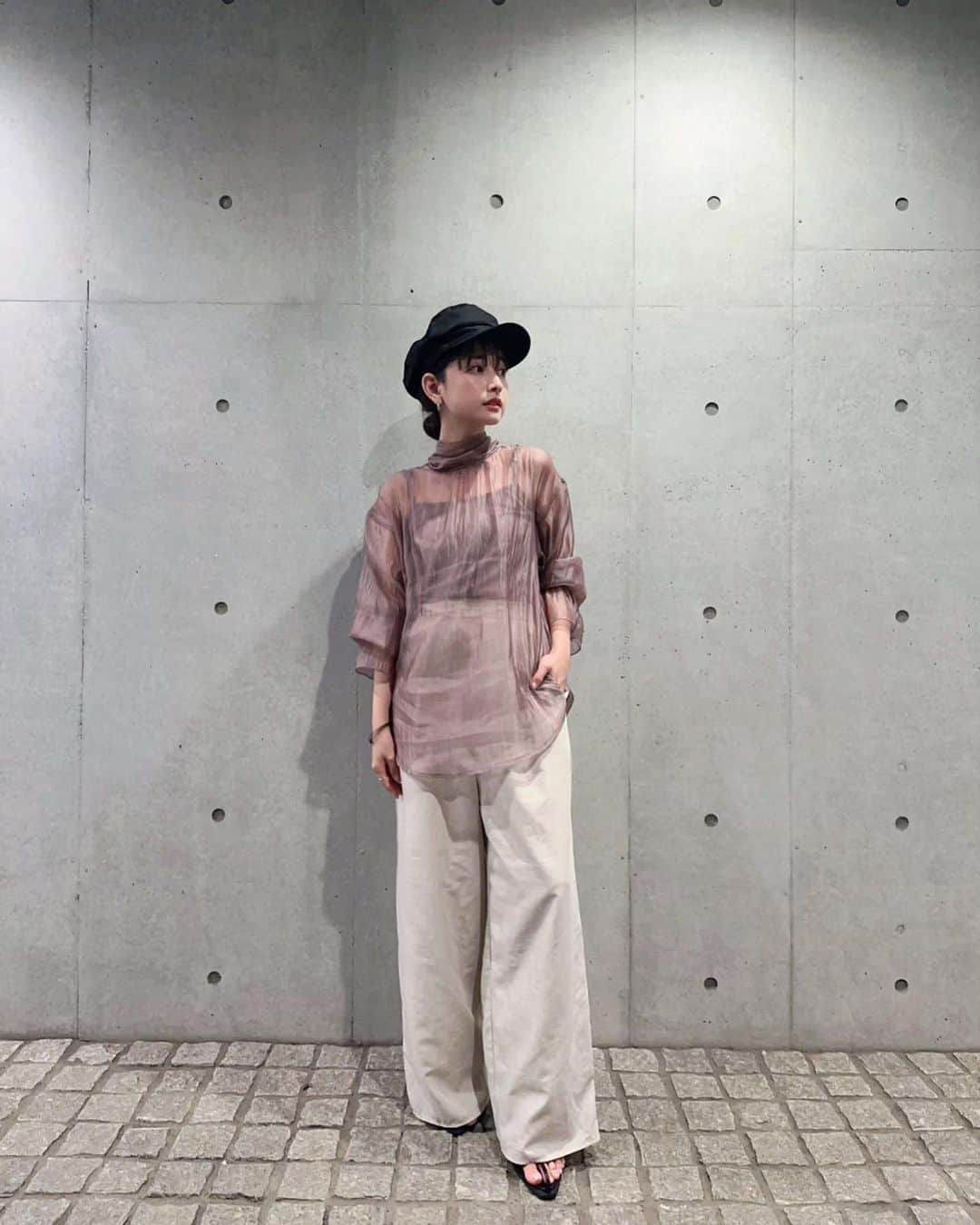 kaneshima ayaさんのインスタグラム写真 - (kaneshima ayaInstagram)「. 気分はもう秋服で最近はシアーな長袖ばかり着てます🩶 低身長だからインコーデばかりだけど、 シアー感もあるので、あえてアウトでゆるっと着る方が好きでした✌🏻カジュアルに着たくてワイドパンツ合わせ🩳♡ @naturalcouture_official の  シアードット&シアー花柄ボータイブラウス #naturalcouture#ナチュラルクチュール#ブラウスコーデ#ボウタイブラウス#ドットブラウス#秋コーデ#シアートップス#低身長コーデ」8月27日 20時51分 - ayaaa0214