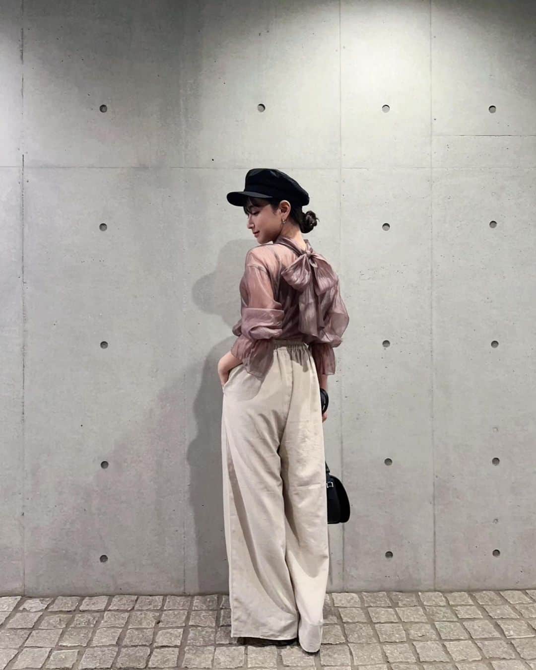 kaneshima ayaさんのインスタグラム写真 - (kaneshima ayaInstagram)「. 気分はもう秋服で最近はシアーな長袖ばかり着てます🩶 低身長だからインコーデばかりだけど、 シアー感もあるので、あえてアウトでゆるっと着る方が好きでした✌🏻カジュアルに着たくてワイドパンツ合わせ🩳♡ @naturalcouture_official の  シアードット&シアー花柄ボータイブラウス #naturalcouture#ナチュラルクチュール#ブラウスコーデ#ボウタイブラウス#ドットブラウス#秋コーデ#シアートップス#低身長コーデ」8月27日 20時51分 - ayaaa0214