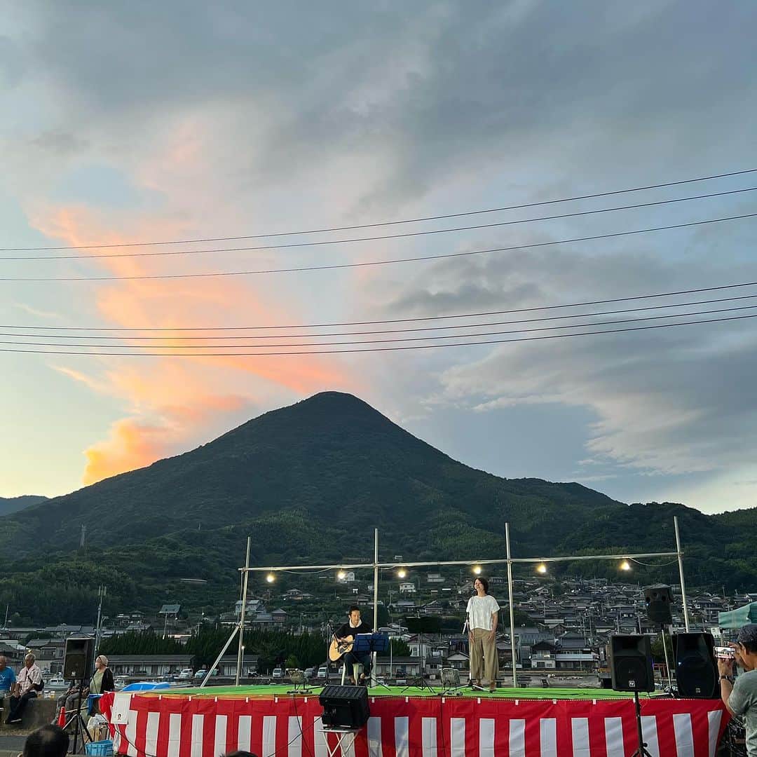 谷口大智のインスタグラム：「今年は周防大島の地域の夏祭りに参加できたよ🏮  なんだかんだで移住した最初の頃より保育園の保護者の方や地域の方々とも仲良くなって来てるなぁーと実感😌これを1人でやってきた妻には本当に感謝だ😅💦  田舎の未来も明るいんだ☀️ 小さい地域でもあんだけ盛り上がるんだから😁  33歳の子供みたいなおっさんも明日から練習も頑張るよー💪🔥  #dtのオフ」