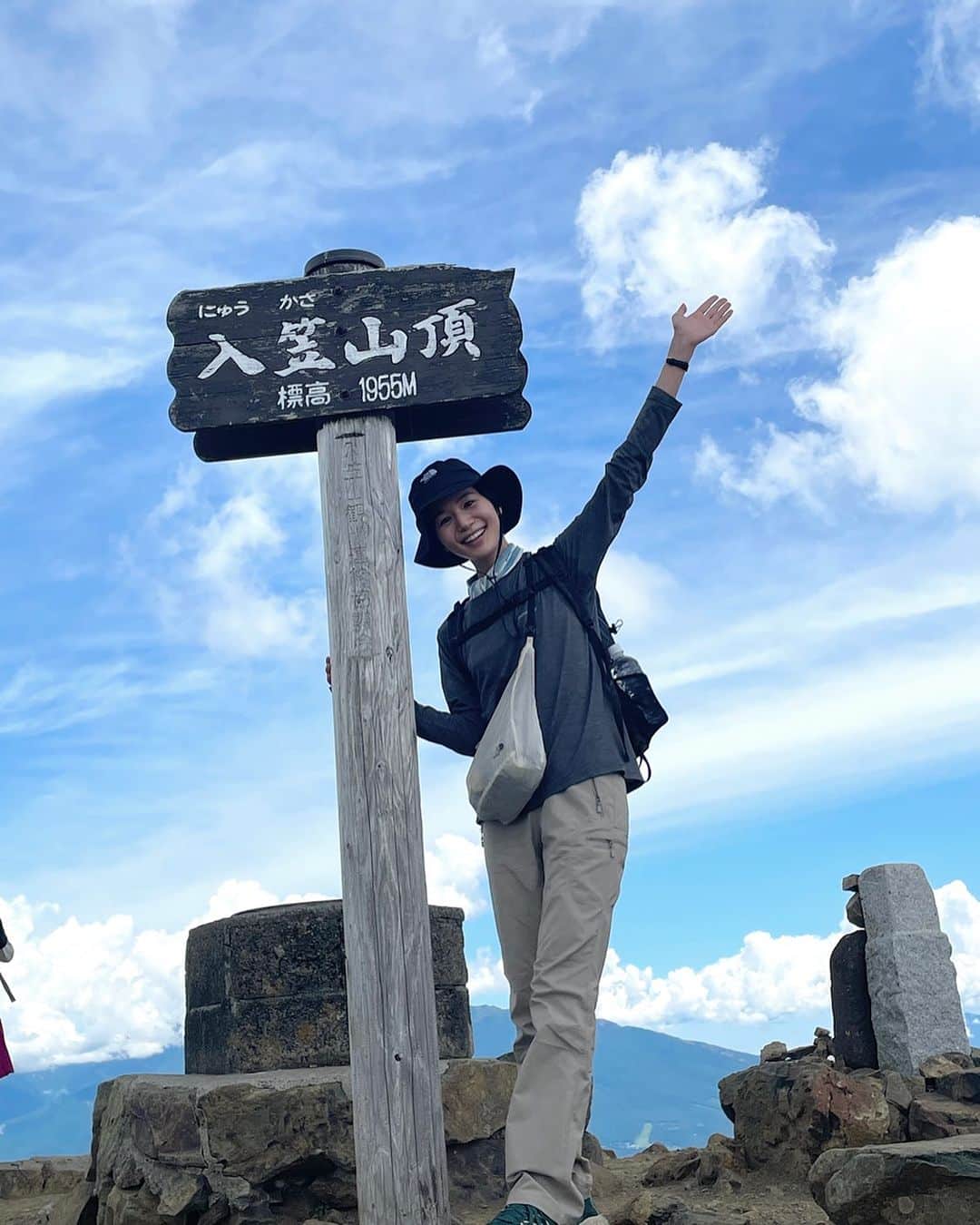 菖蒲理乃のインスタグラム：「8月さいごの日曜日。 今月は山も釣りもキャンプもたくさん遊んだな。  もうすぐ秋がやってくるのかな〜。 紅葉の山、どこに行こうかと計画…。 入笠山もキレイだろうな。 行きたいところたくさん。  #入笠山 #入笠山ハイキング #入笠山湿原 #トレッキング #登山 #登山女子 #ハイキング #trekking #hiking #山行きたい #紅葉ハイク #紅葉登山 #楽しみ #みんなはどこ行くの」