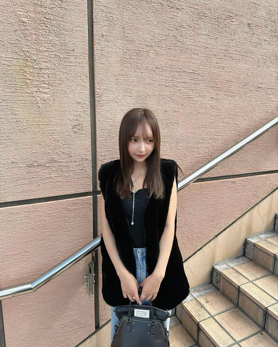 のインスタグラム：「秋先取りしてみた🍁 キャミとデニムの夏コーデにファーベスト羽織るだけで一気に秋感でるね〜☺︎ @__ada.official__  zozotownでセール開催中！ Max50%offになるから見てみてね^_^  #ada#エイダ#エイダコーデ#148cm#148cmコーデ#低身長コーデ#ママコーデ#ファーベスト」