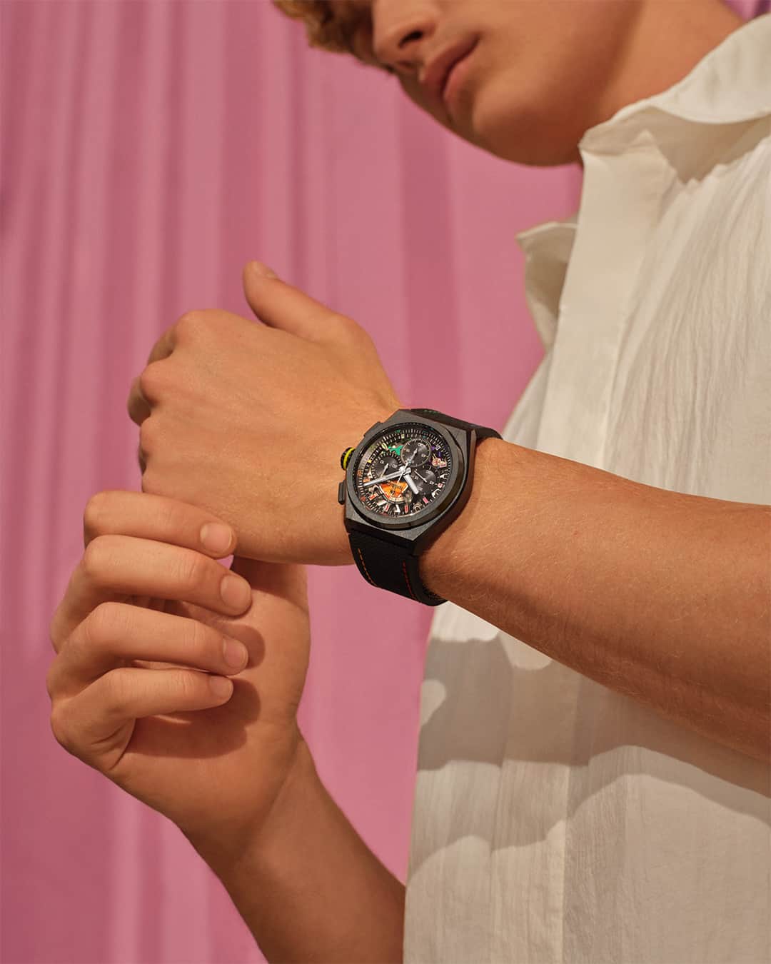 ゼニスのインスタグラム：「#Defy21Chroma: When fractions of a second make up the whole spectrum of light. DEFY 21 Chroma II in black ceramic.」