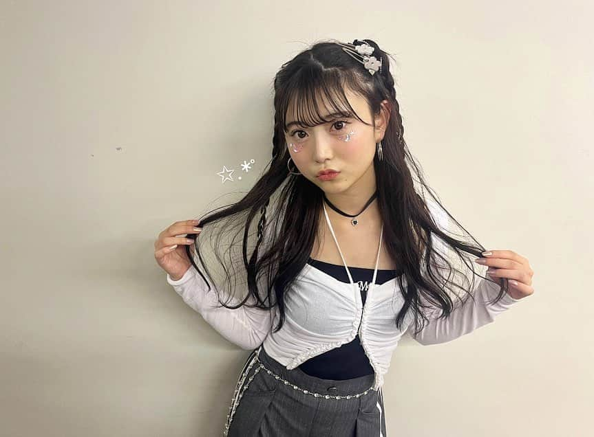 近藤藍月のインスタグラム：「ニコ☆フェス2023 ありがとうございました🩶  自分がステージの上にいるのが今でも夢みたいで、本当に楽しい時間でした！💘  みんなからの歓声やうちわなどのグッズも作ってきてくれてる子もいて嬉しかった〜😻  今日はありがとうございました♩♩  #ニコラ#ニコフェス2023 #近藤藍月」