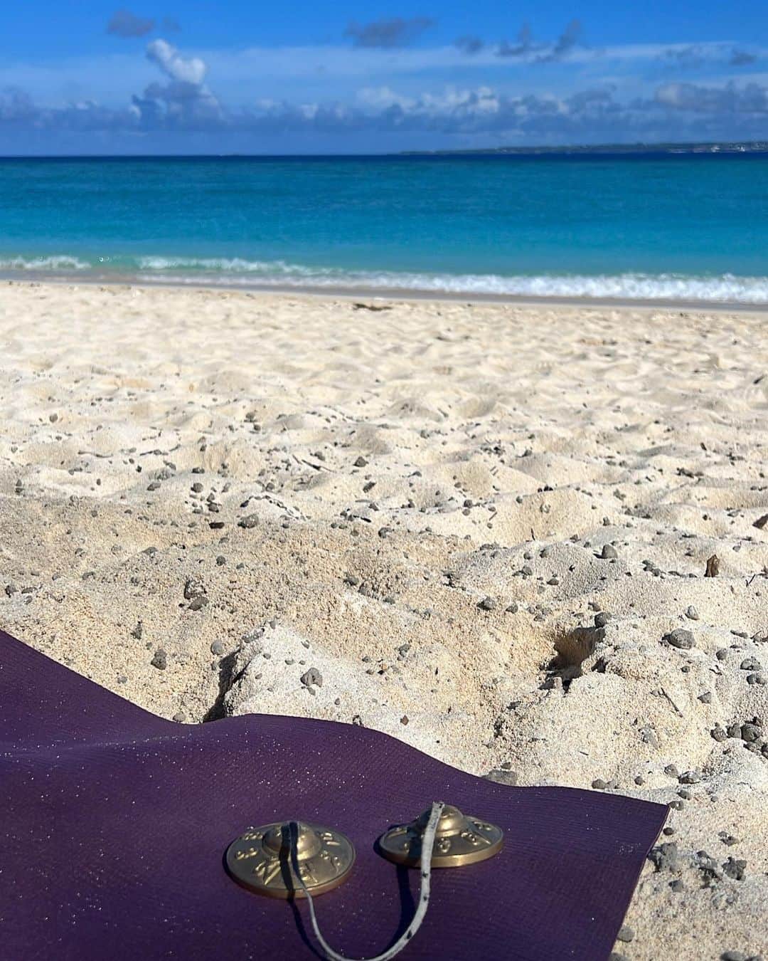 YOUさんのインスタグラム写真 - (YOUInstagram)「BEACH YOGA🌺  波の音や潮の香りを無心に感じる時間は 何にも代えられない贅沢な時間だなぁ🎐  #OKINAWA#beachyoga」8月27日 20時54分 - _yuyuballefit_