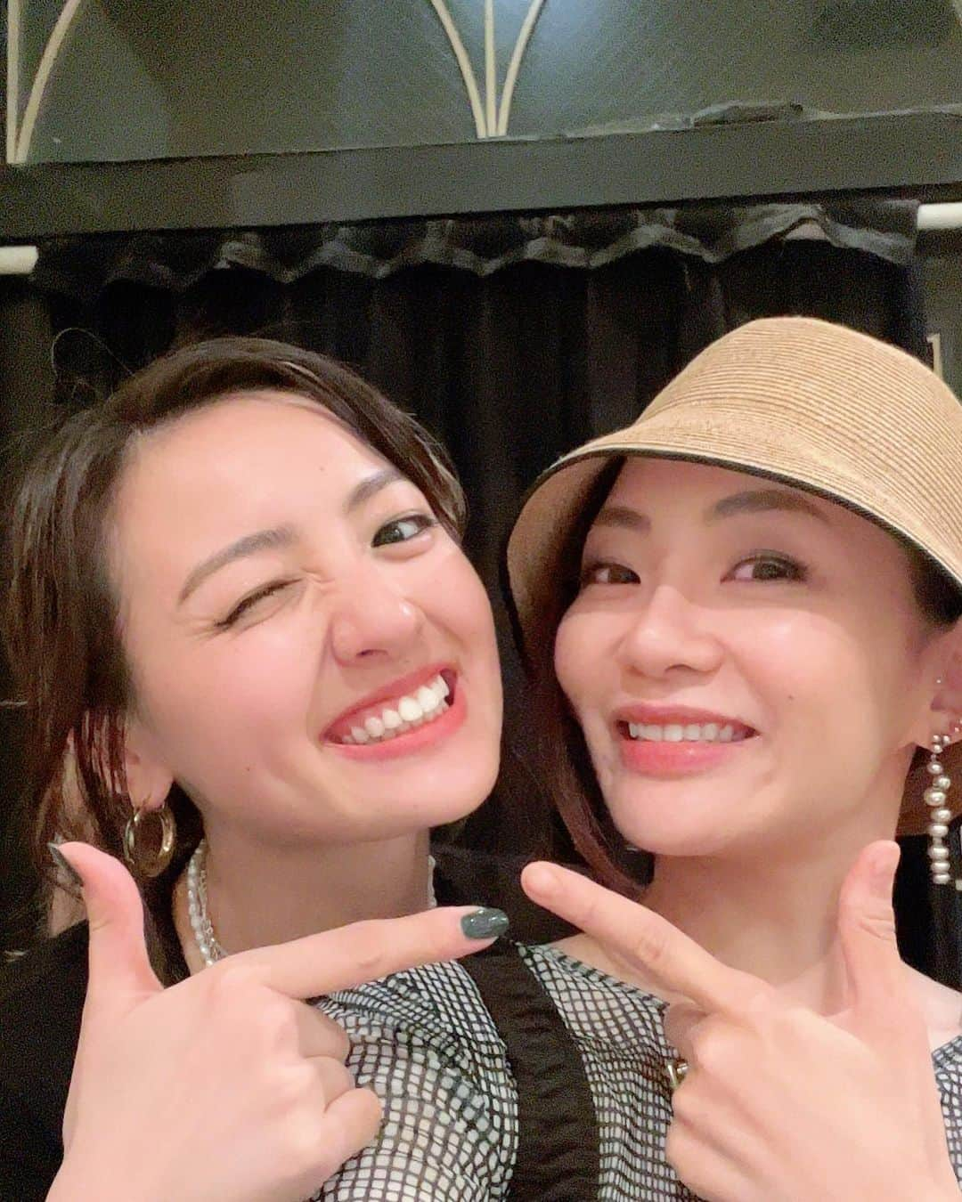 宮本美季のインスタグラム：「おやおや号泣したのだが😭鈴木瑛美子の4年ぶりのワンマンライブ、今の等身大の鈴木瑛美子を真っ直ぐにぶつけてきて、眩しくて、脆くて、熱くて胸がいっぱいになった。極め付けにアンコールで私のオリジナル「コトダマ」歌ってくれた時はもう涙腺崩壊‼︎ (思い出しても泣ける) ありがとう瑛美子。  彼女のうちに秘めた想いと情熱は，今夜観にきた人には絶対伝わったし、これからもどんどんより沢山の人に届いていくんだと確信した夜でした。  「表現できる」事にあれだけ感謝と喜びを感じながら歌う表現者を、久しぶりに見た気がする。 何か、けっこう刺激をもろてしまいました。  大好きだー瑛美子！  #鈴木瑛美子 #青山マンダラ #4年ぶりワンマンライブ #ムーランルージュ #ladym  #シンガーソングライター #表現者」