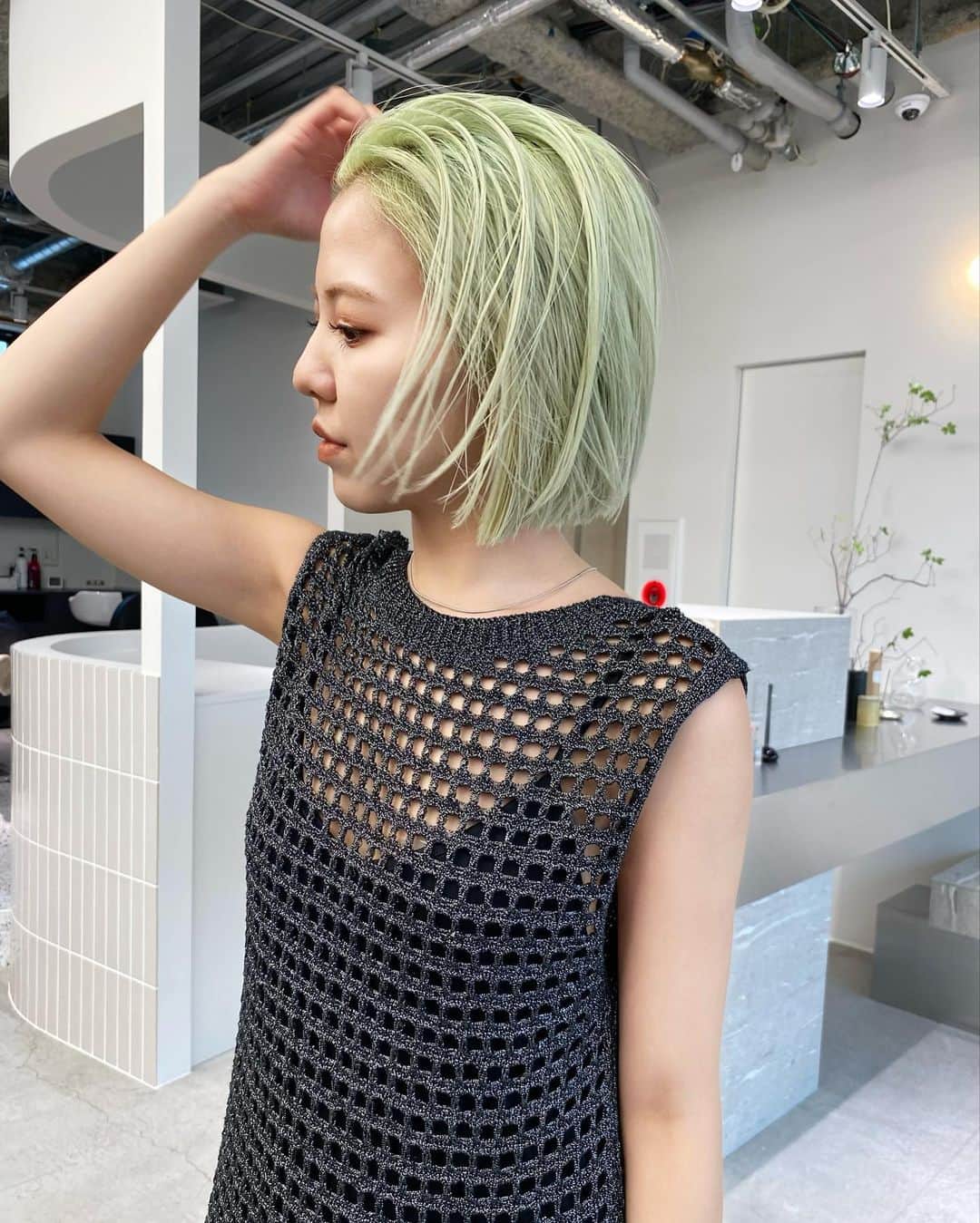 のインスタグラム：「〝pale green〟  大人っぽく、夏っぽく品があるcolorです◎  少し短めのレングスとの相性が良いですよ👏🏻」